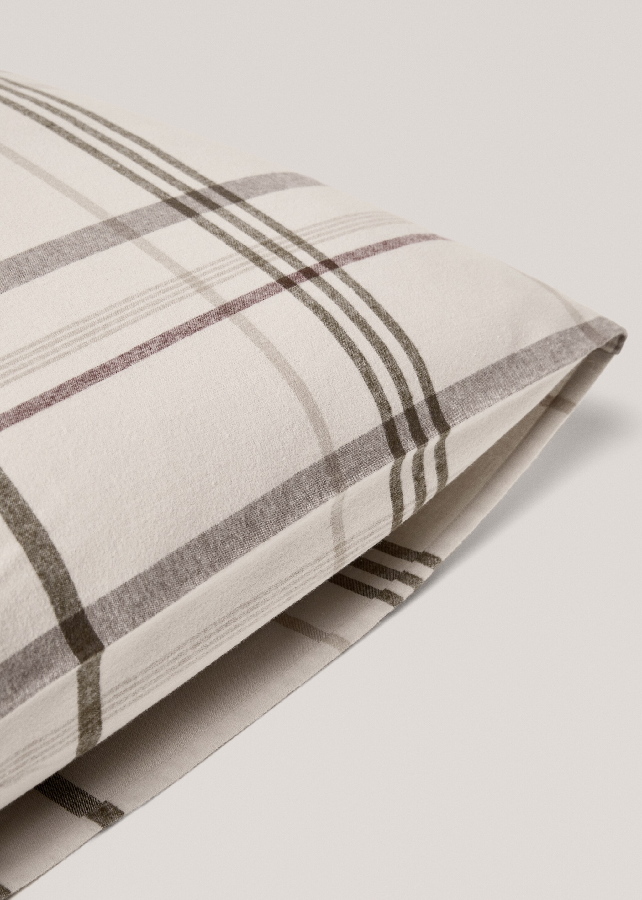 Funda almohada cuadros franela 60x60cm - Details of the article 3, Beige. Ref: 77057654-00.
