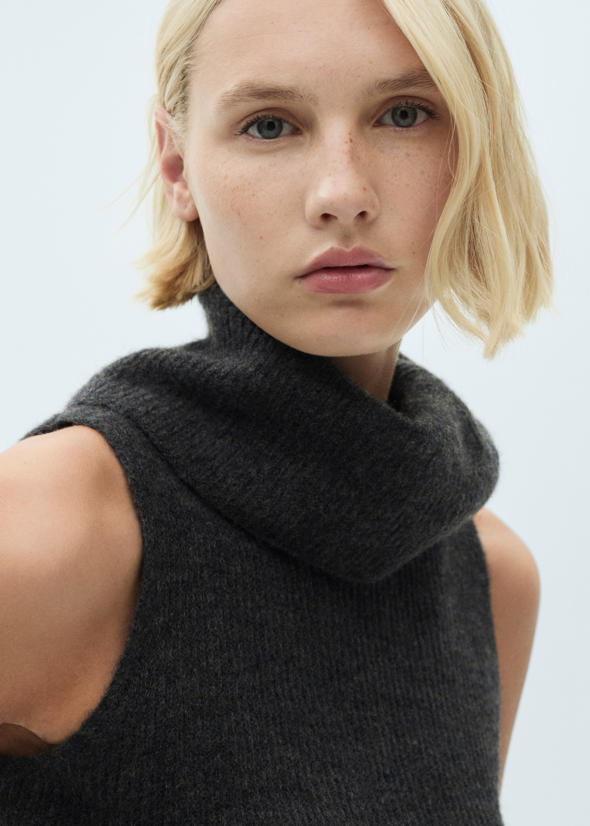 Turtleneck knitted top - Details of the article 1, Charcoal. Ref: 77057662-00.