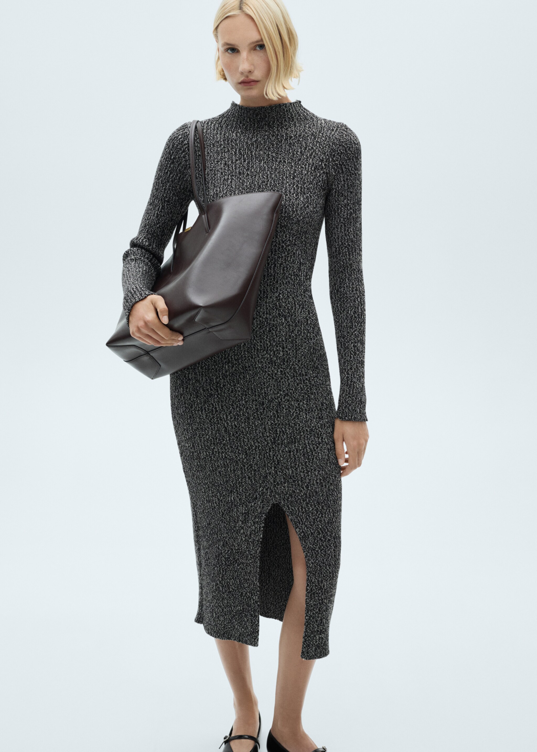 Meliertes Strickkleid - Detail des Artikels 2, Schwarz. Ref: 77057665-00.