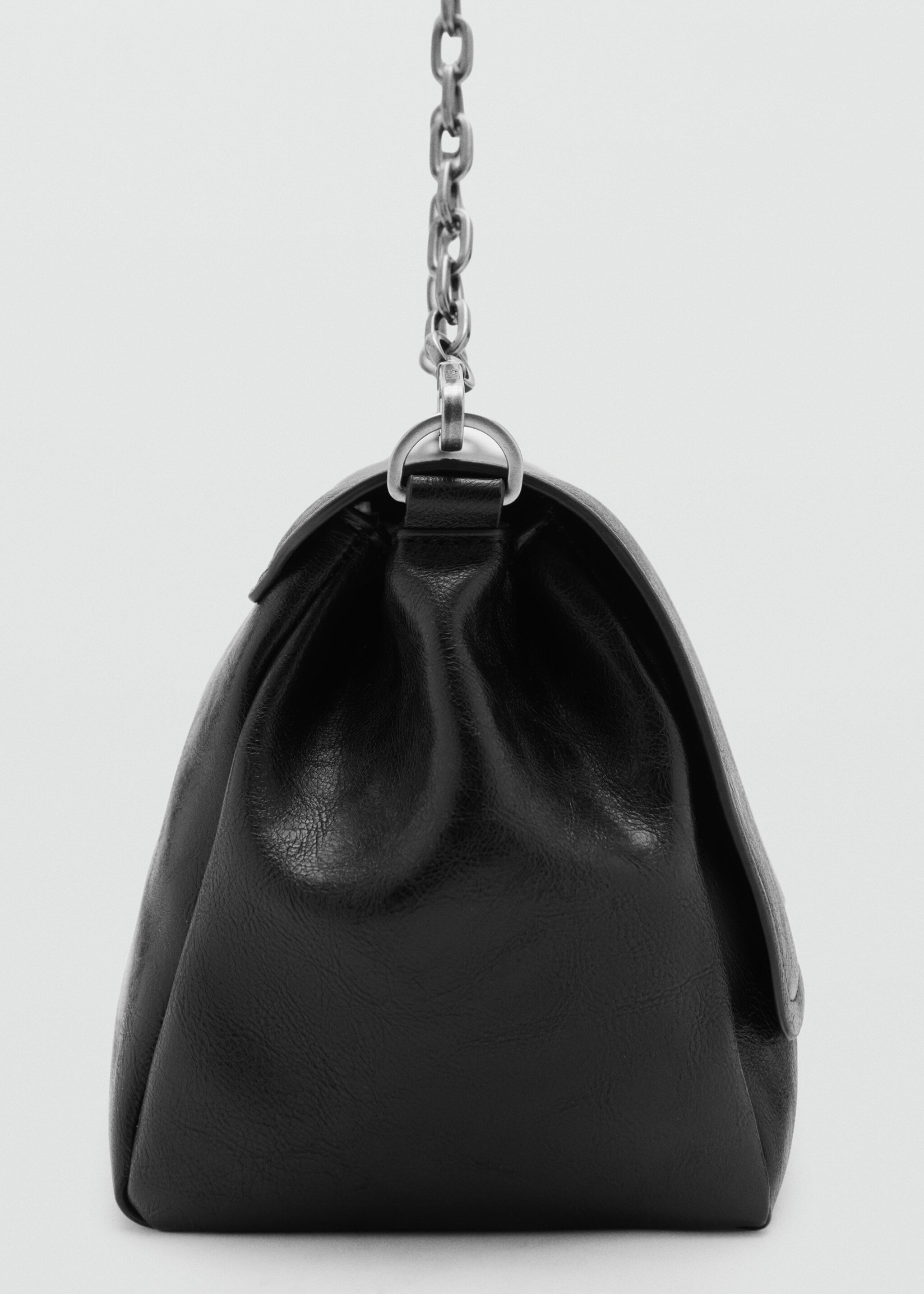 Flap bag with metal closure - Details of the article 1, Black. Ref: 77057674-00.