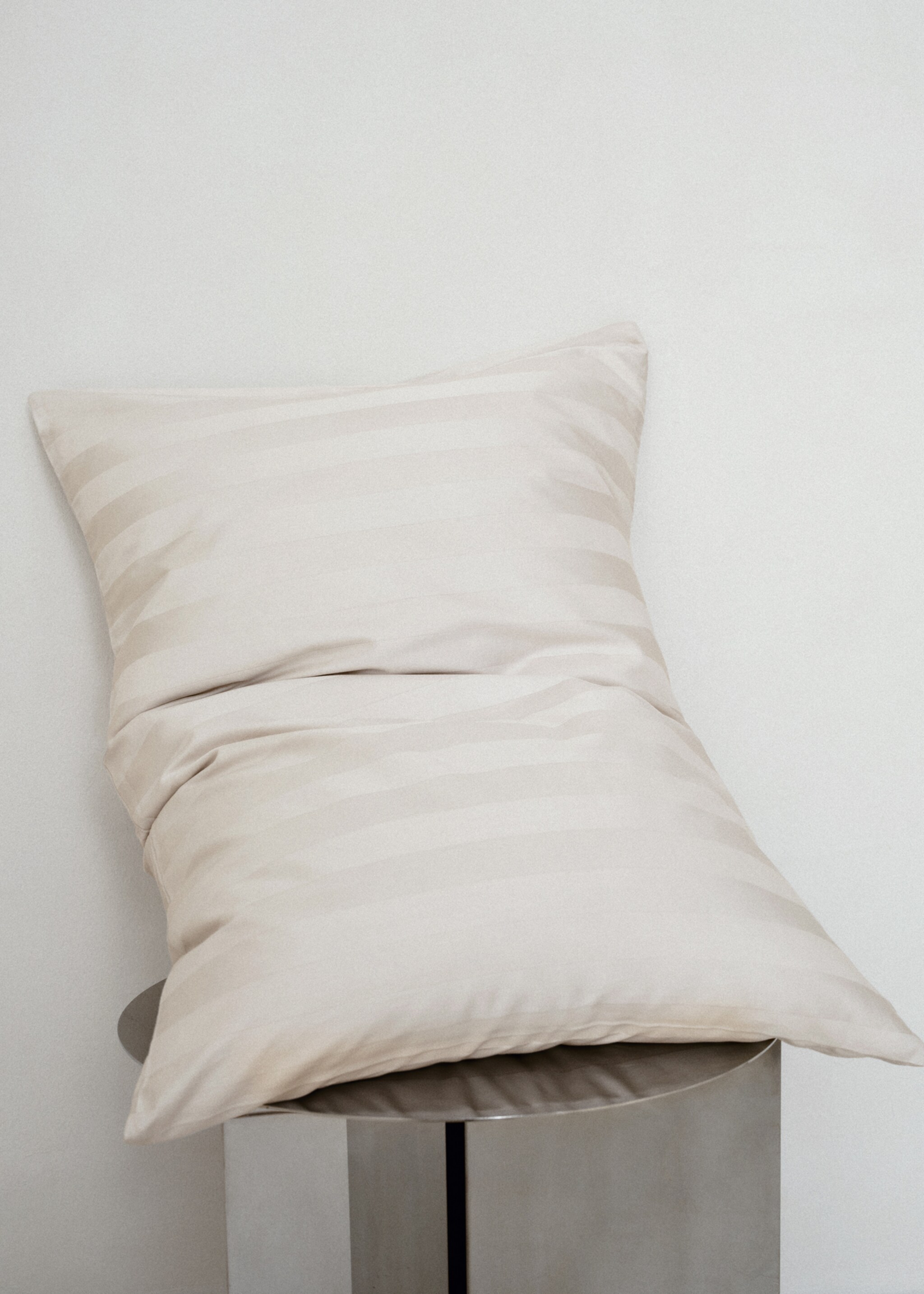 Two cotton satin jacquard striped pillowcases 50x75 cm - Details of the article 6, Beige. Ref: 77057680-00.