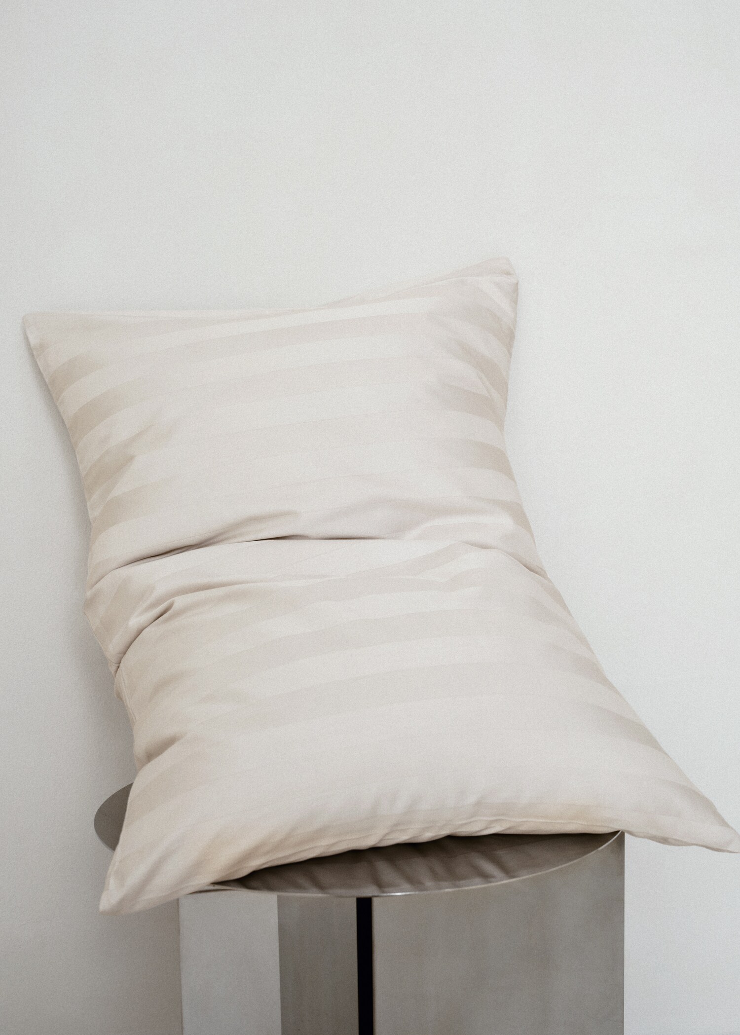Two cotton satin jacquard striped pillowcases 50x75 cm - Details of the article 6