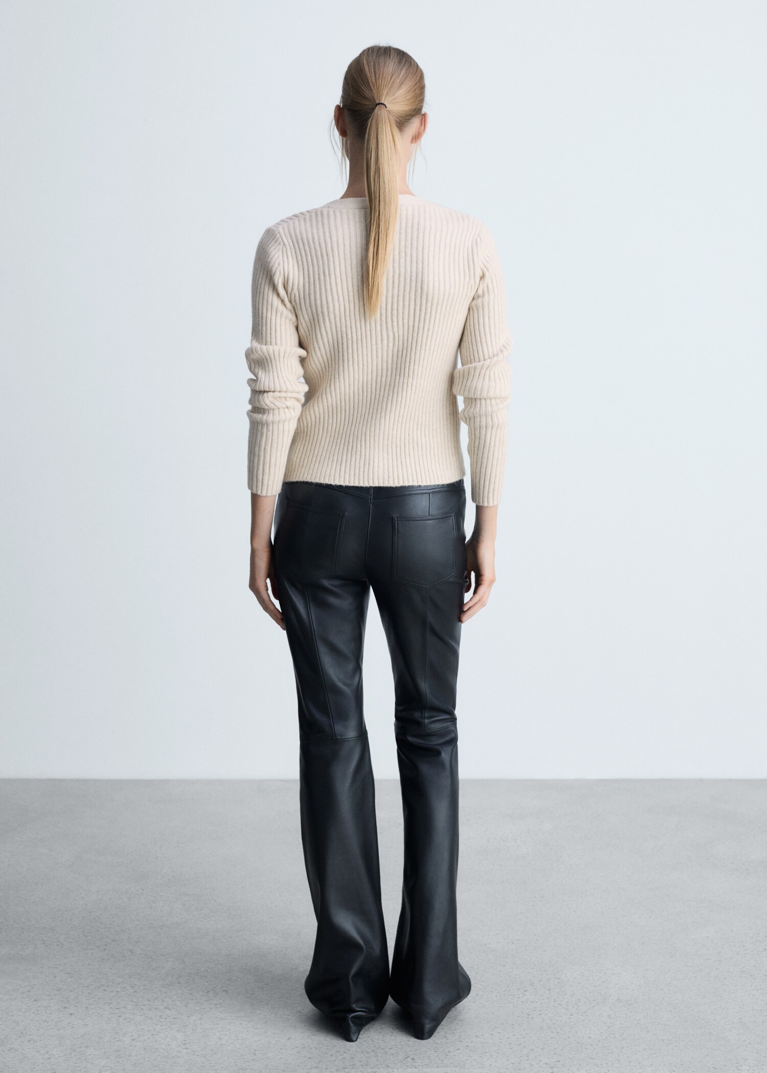 Strickcardigan mit Metallknöpfen - Rückseite des Artikels