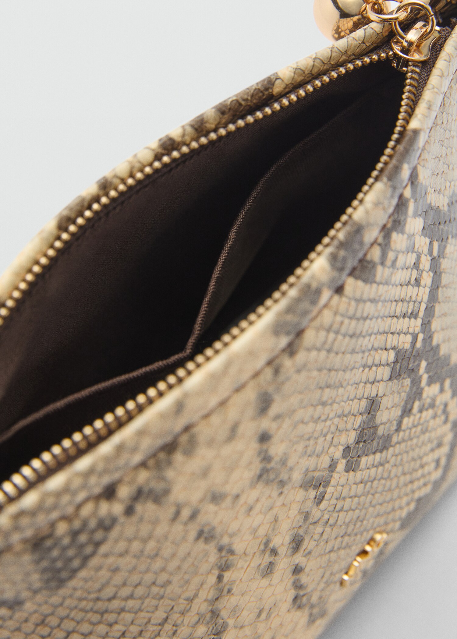 Leather-effect toiletry bag - Details of the article 1