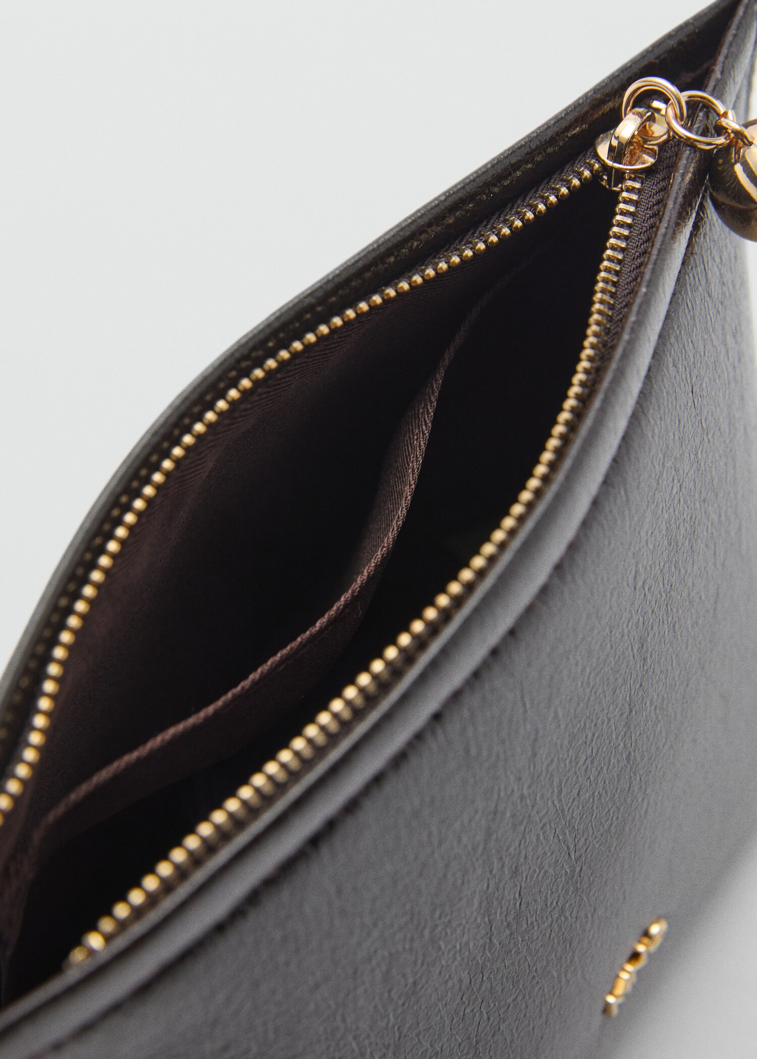 Leather-effect toiletry bag - Details of the article 1