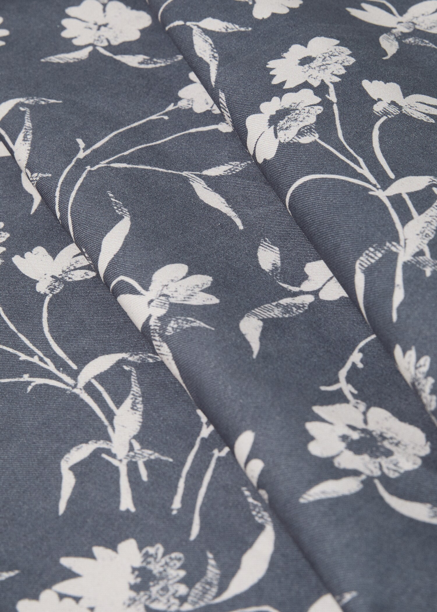 Resin-coated cotton floral tablecloth for 6 to 8 diners - Details of the article 1