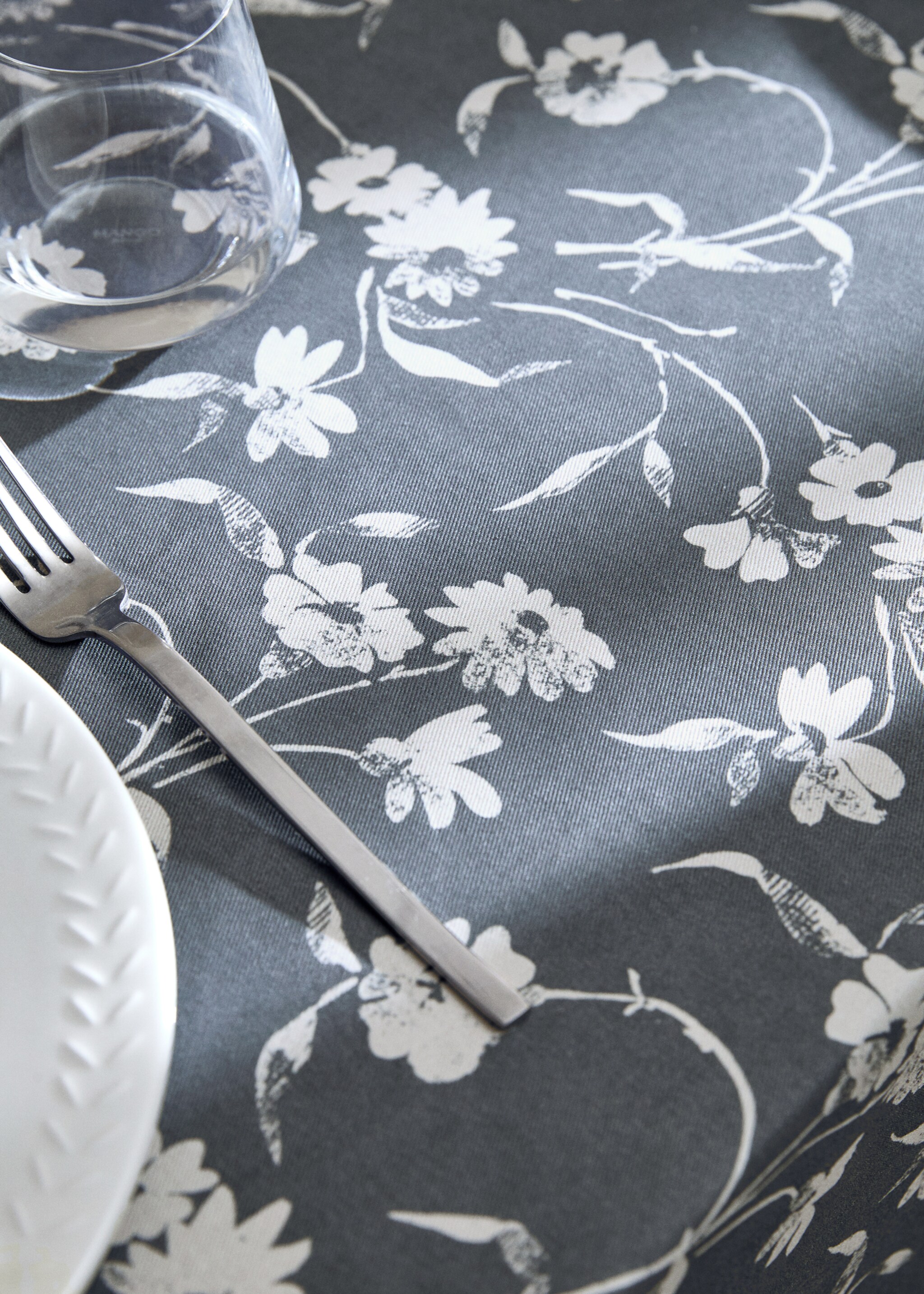 Resin-coated cotton floral tablecloth for 6 to 8 diners - Details of the article 8, Blue. Ref: 77057704-00.