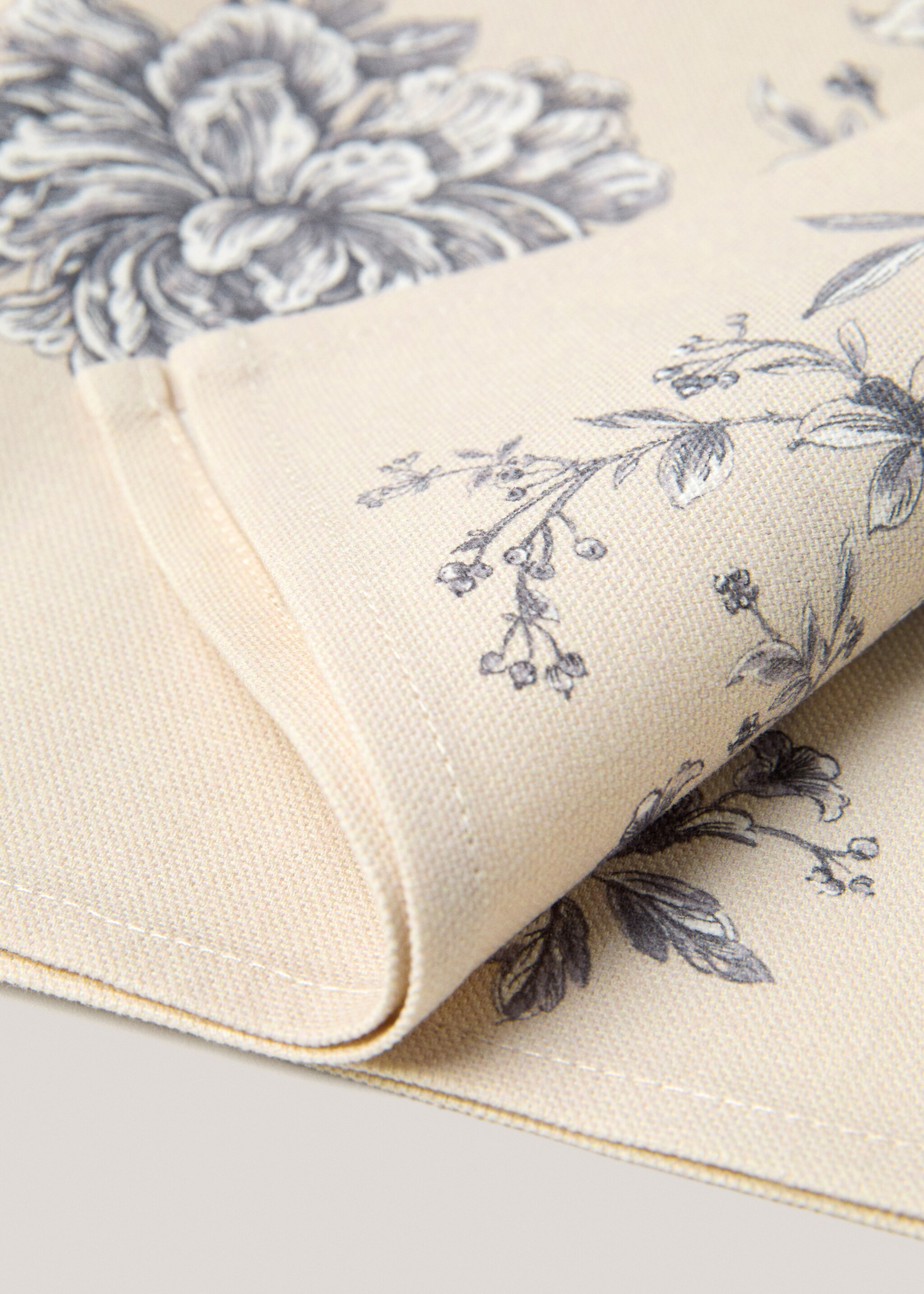 Floral-print cotton napkin 45x45cm - Details of the article 2, Sand. Ref: 77057705-00.