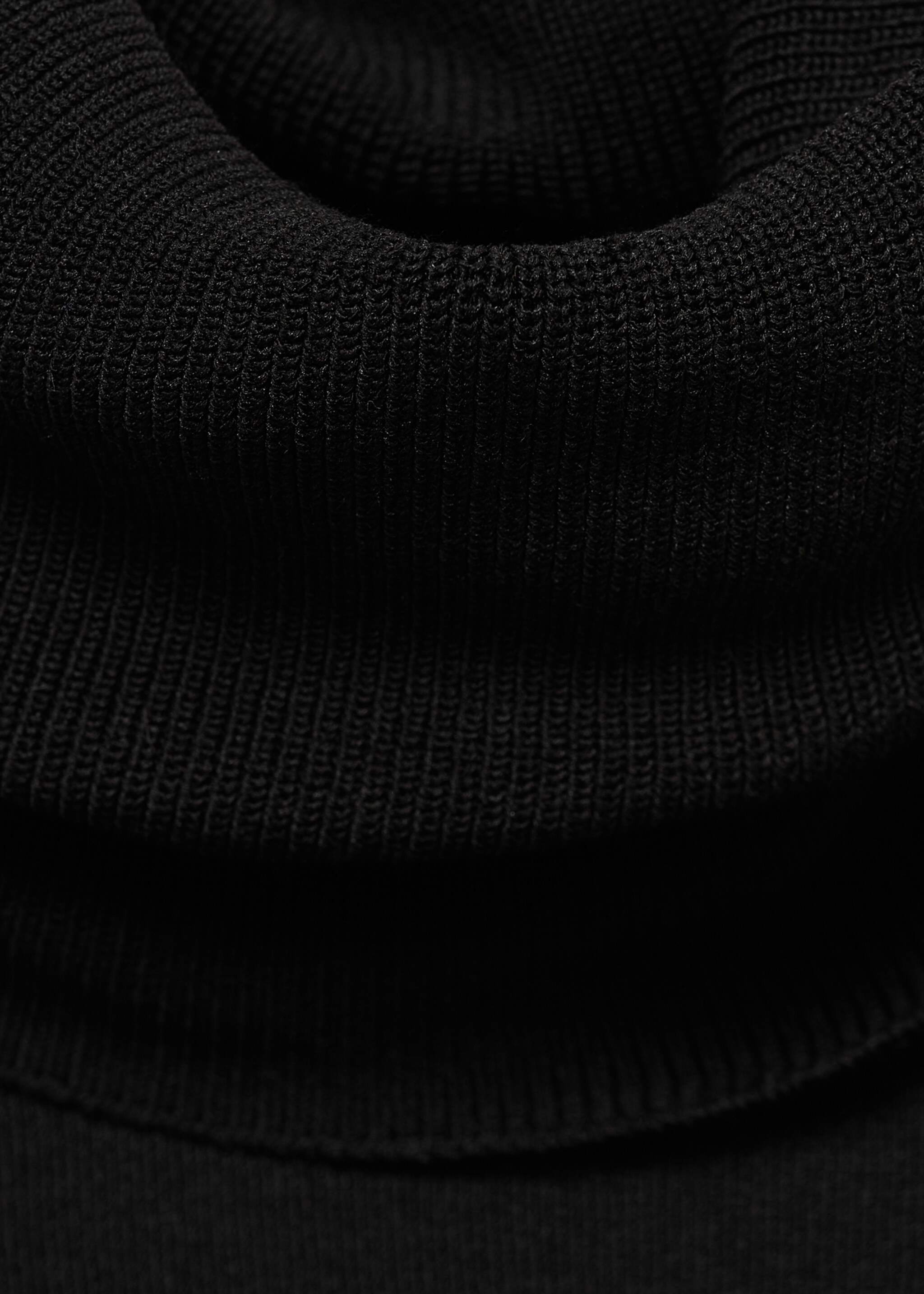 Úpletový top s ohrnutým límcem - Detail zboží 8, Černá. Ref: 77057711-00.