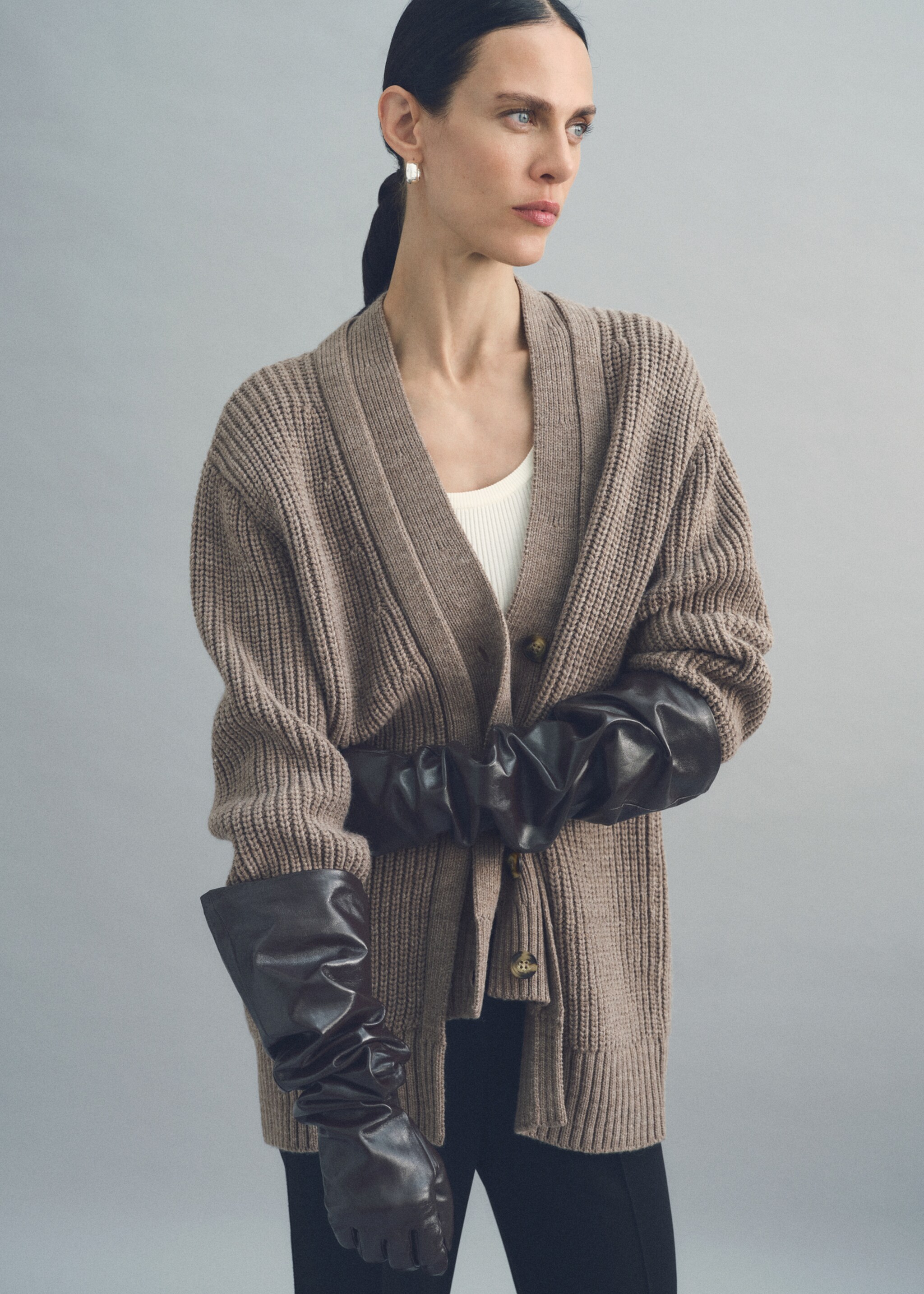 Oversized cardigan with buttons - Details of the article 6, Brown. Ref: 77057713-00.