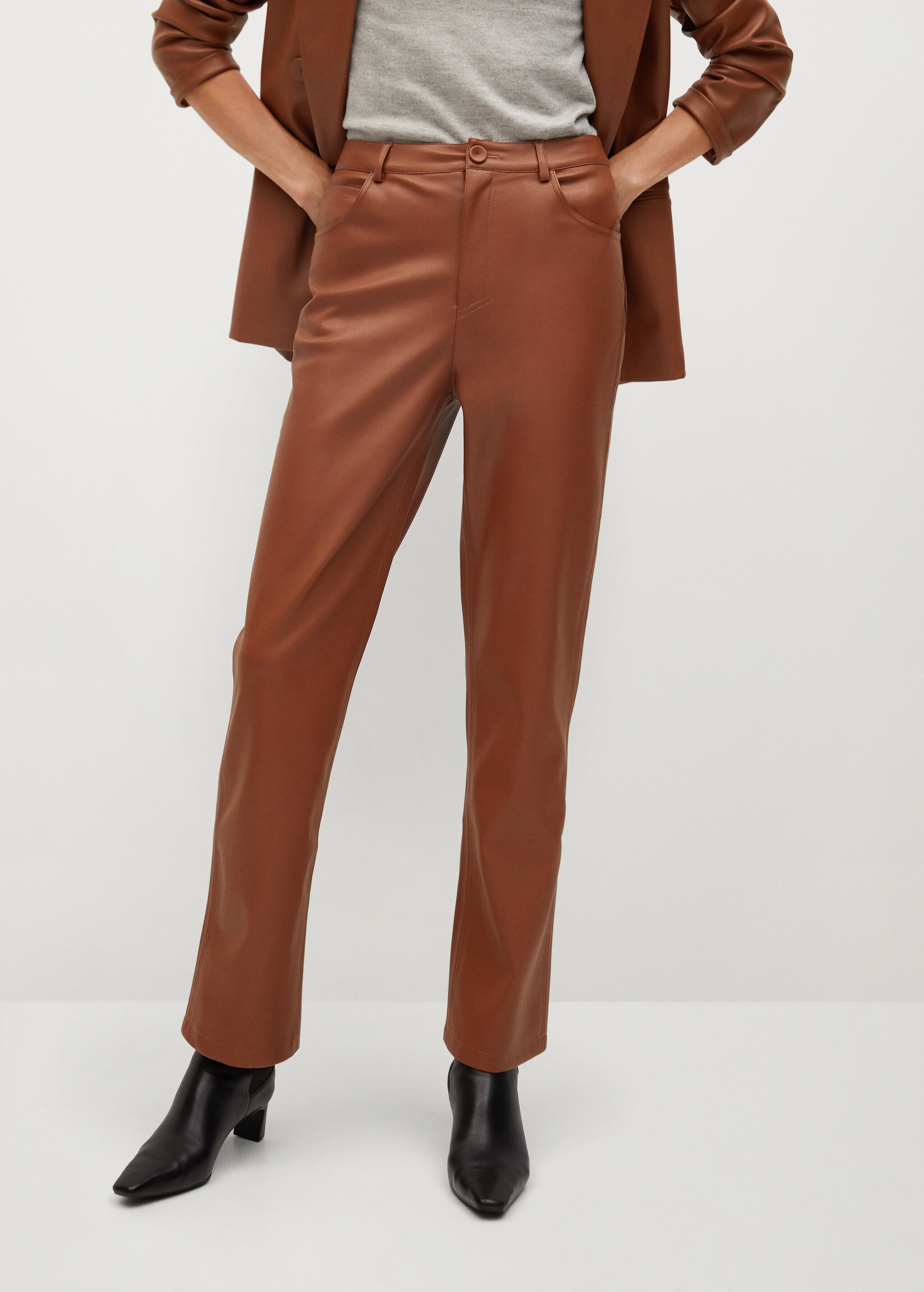 Pantalón recto efecto piel - Plano medio