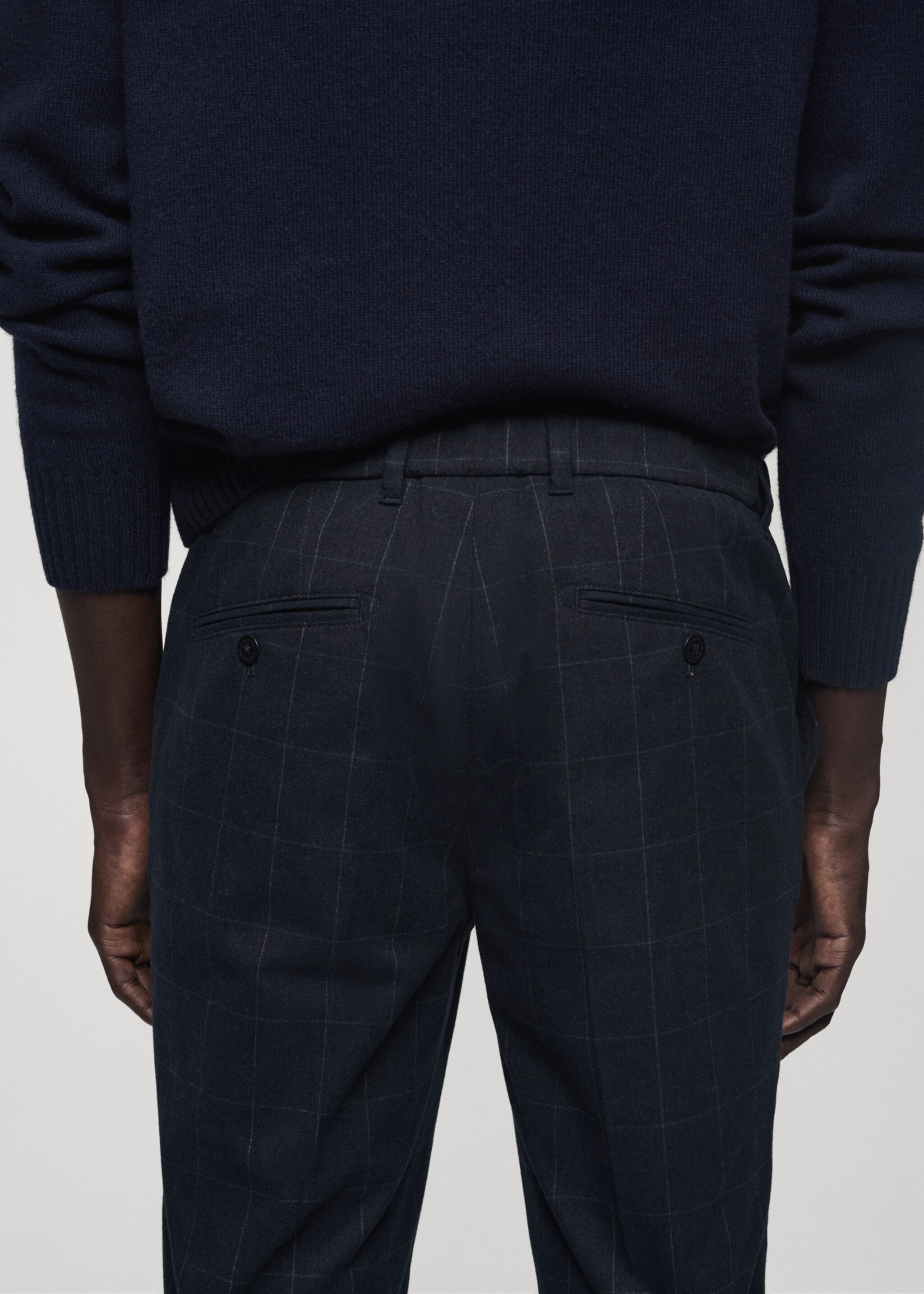 Karierte Slim Fit-Baumwollhose - Detail des Artikels 6, Dunkles Marineblau. Ref: 77057915-00.