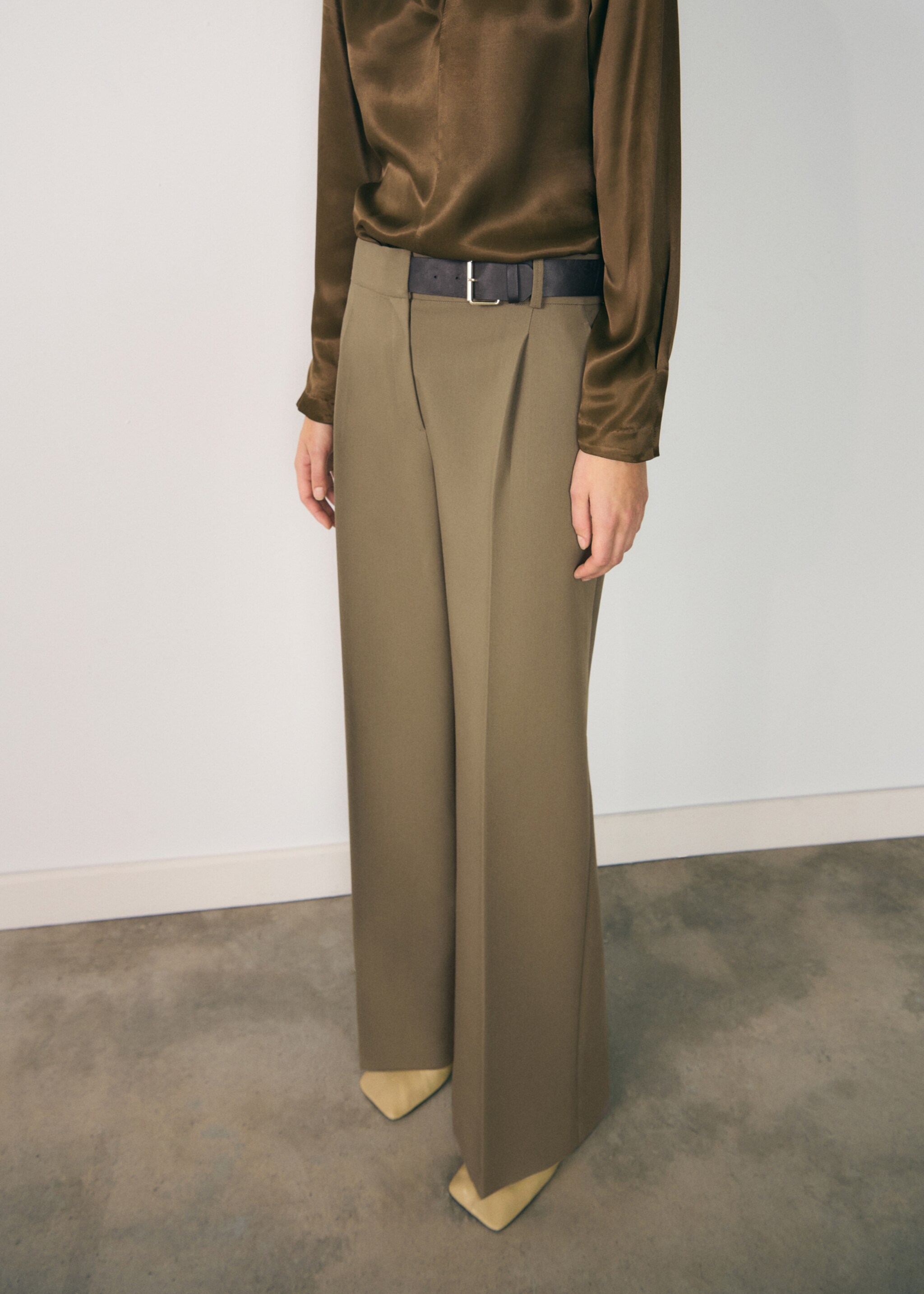 Belt straight-fit pants - Medium plane, Khaki. Ref: 77057937-00.