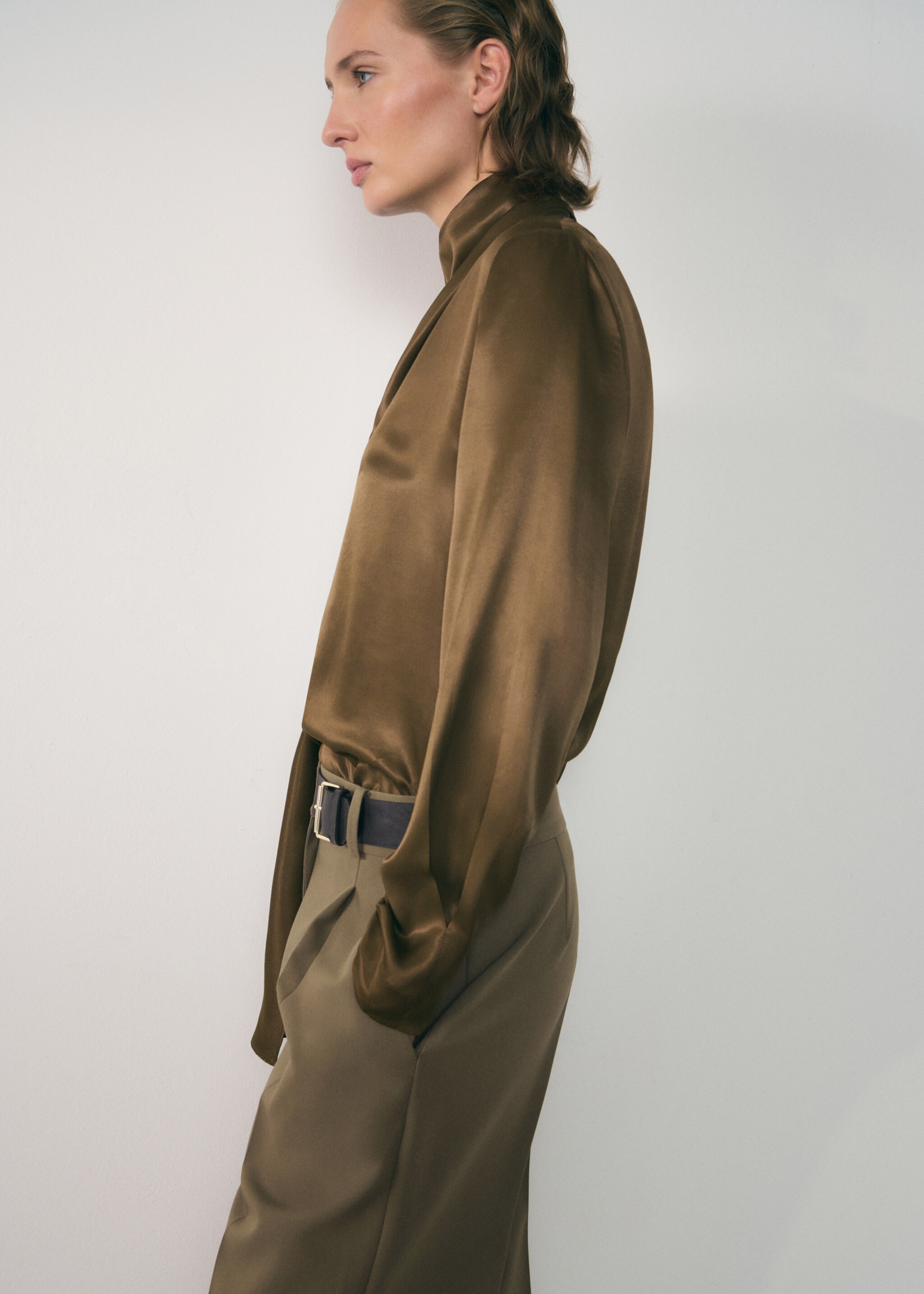 Belt straight-fit pants - Details of the article 1, Khaki. Ref: 77057937-00.