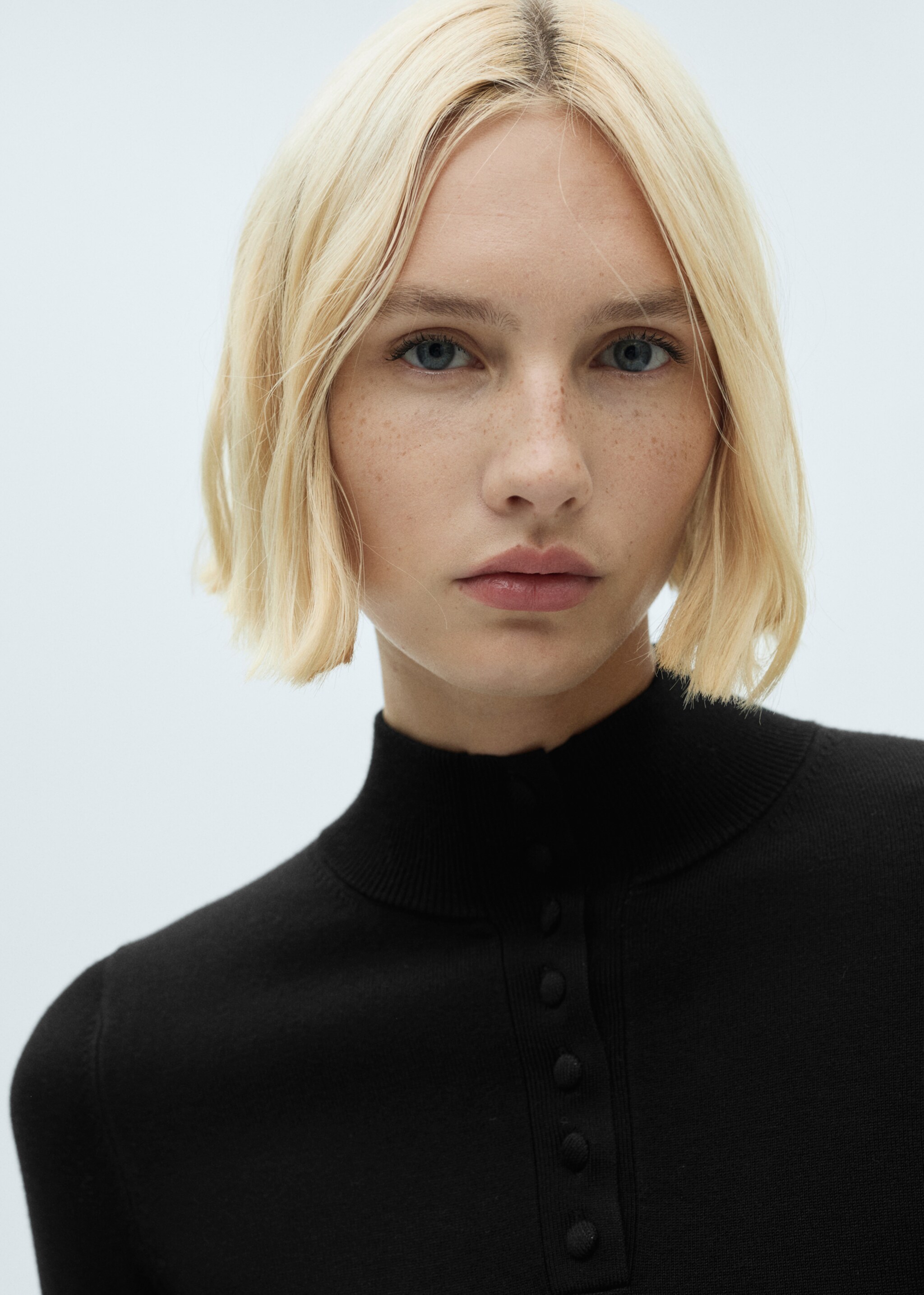 Fine knit sweater with buttons - Details of the article 1, Black. Ref: 77058268-00.