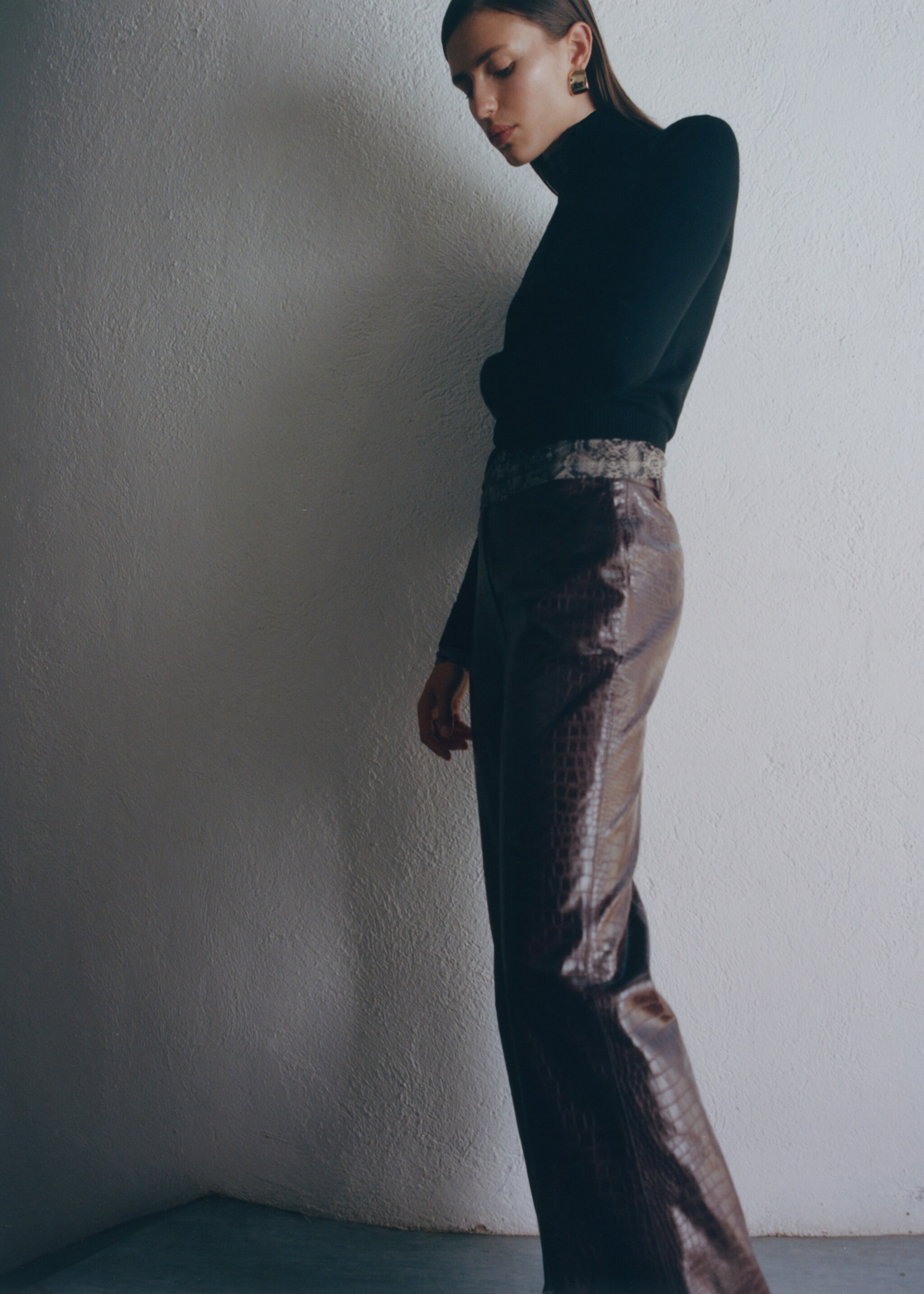 Fine knit sweater with buttons - Details of the article 6, Black. Ref: 77058268-00.