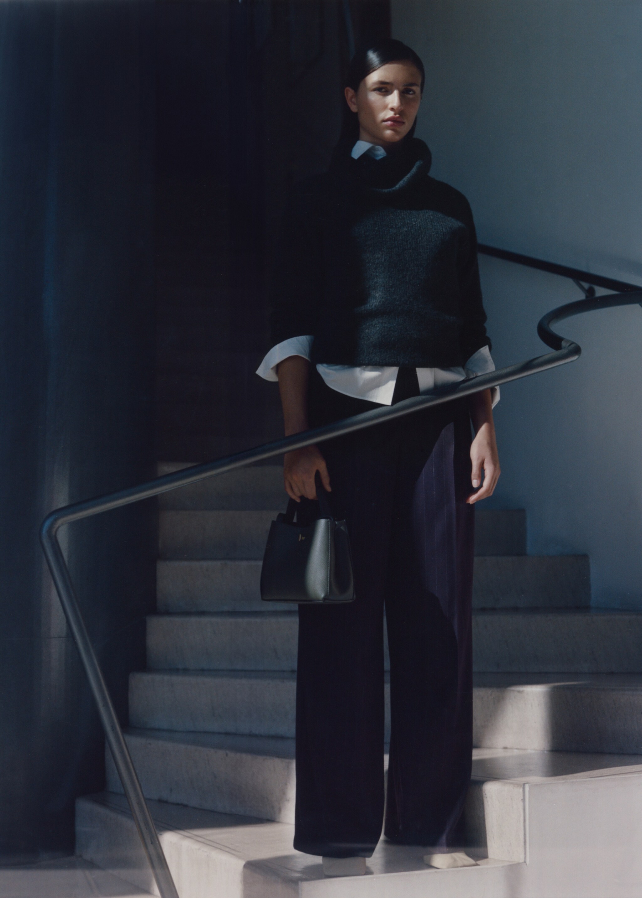 Pinstripe pleated trousers - Details of the article 6, Wine. Ref: 77058271-00.