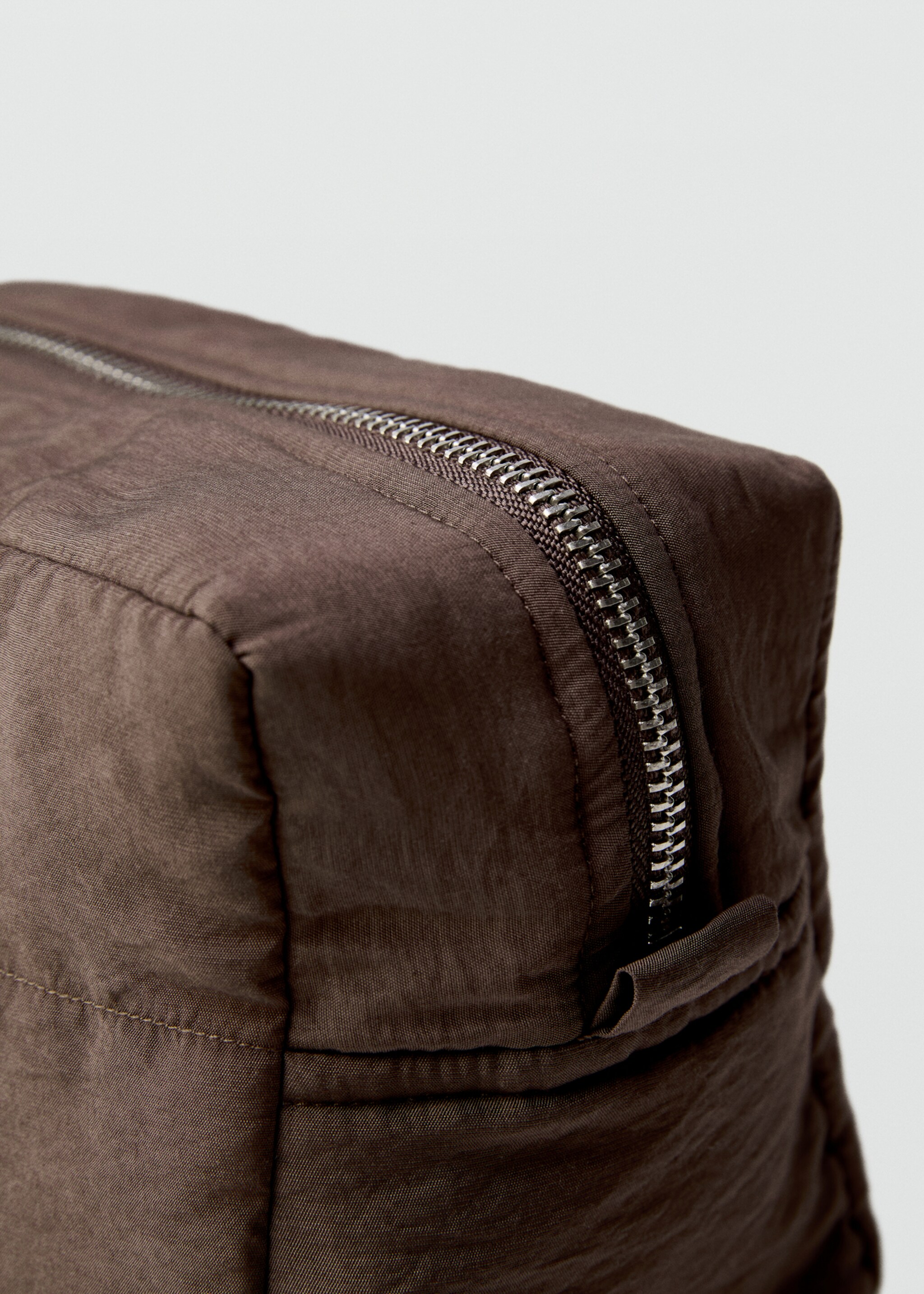 Toiletry bag with rectangular design - Details of the article 2, Brown. Ref: 77058274-00.