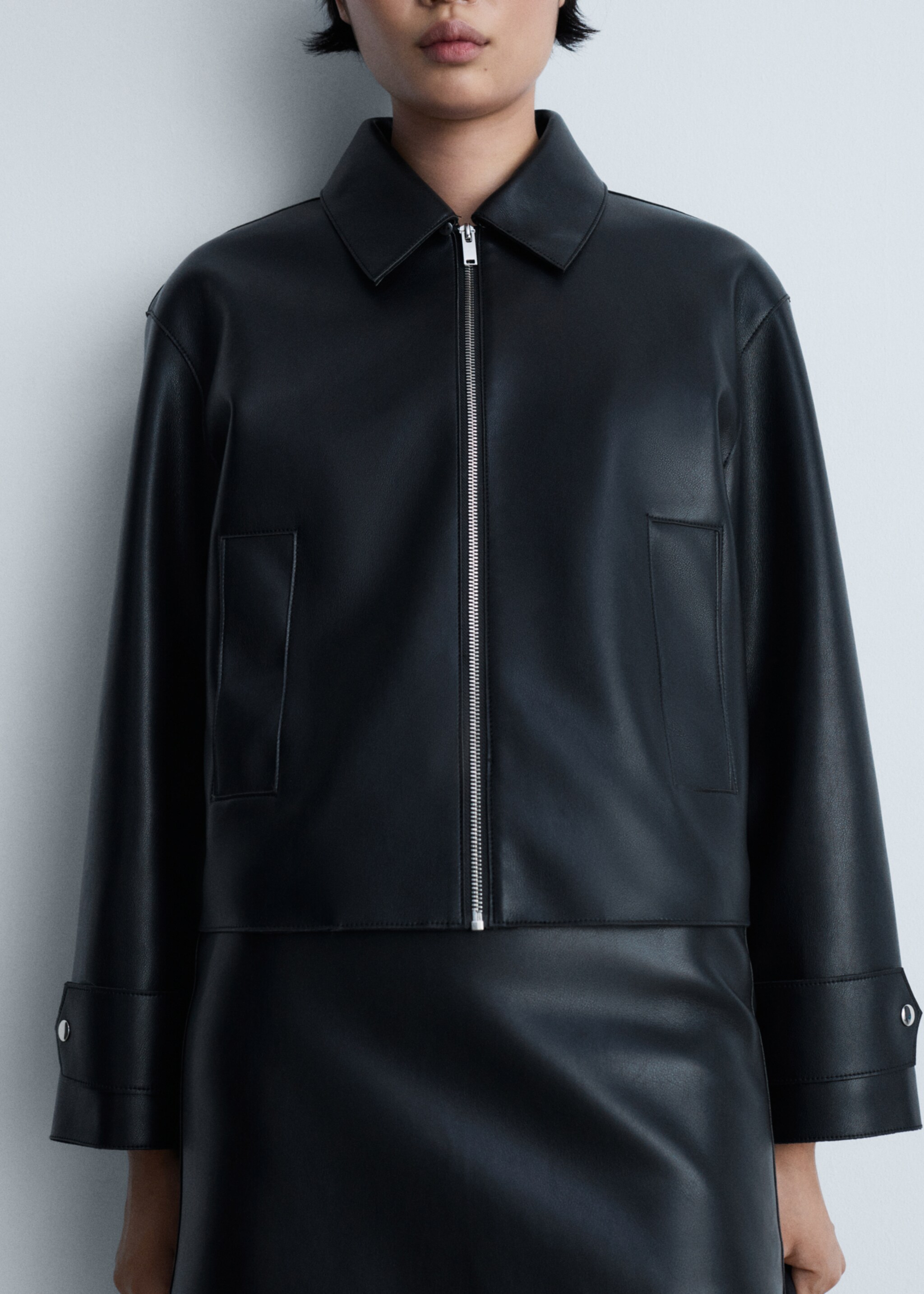 Jacke mit abnehmbarem Kunstshearling-Kragen - Detail des Artikels 6, Schwarz. Ref: 77058275-00.