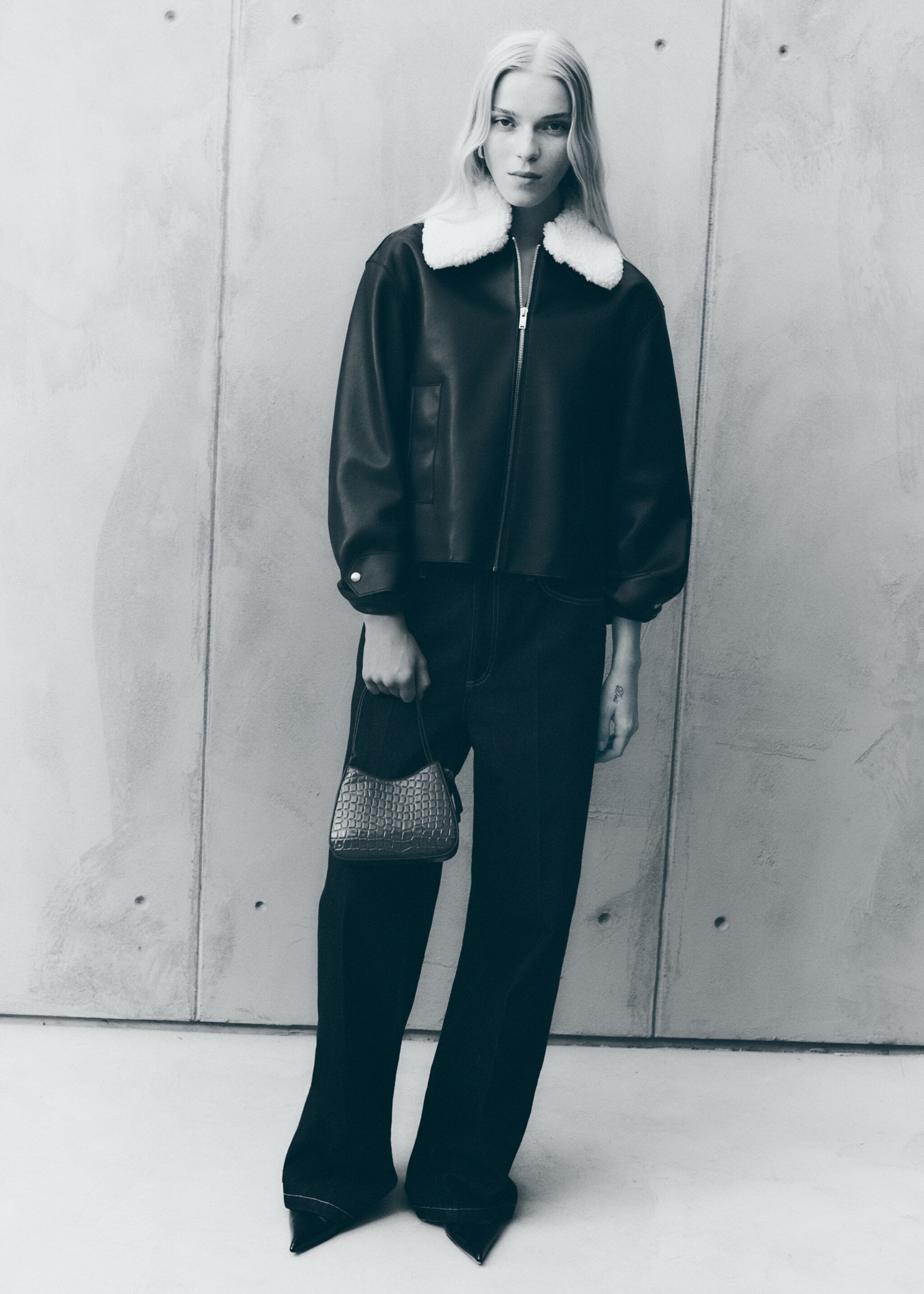 Jacke mit abnehmbarem Kunstshearling-Kragen - Detail des Artikels 7, Schwarz. Ref: 77058275-00.