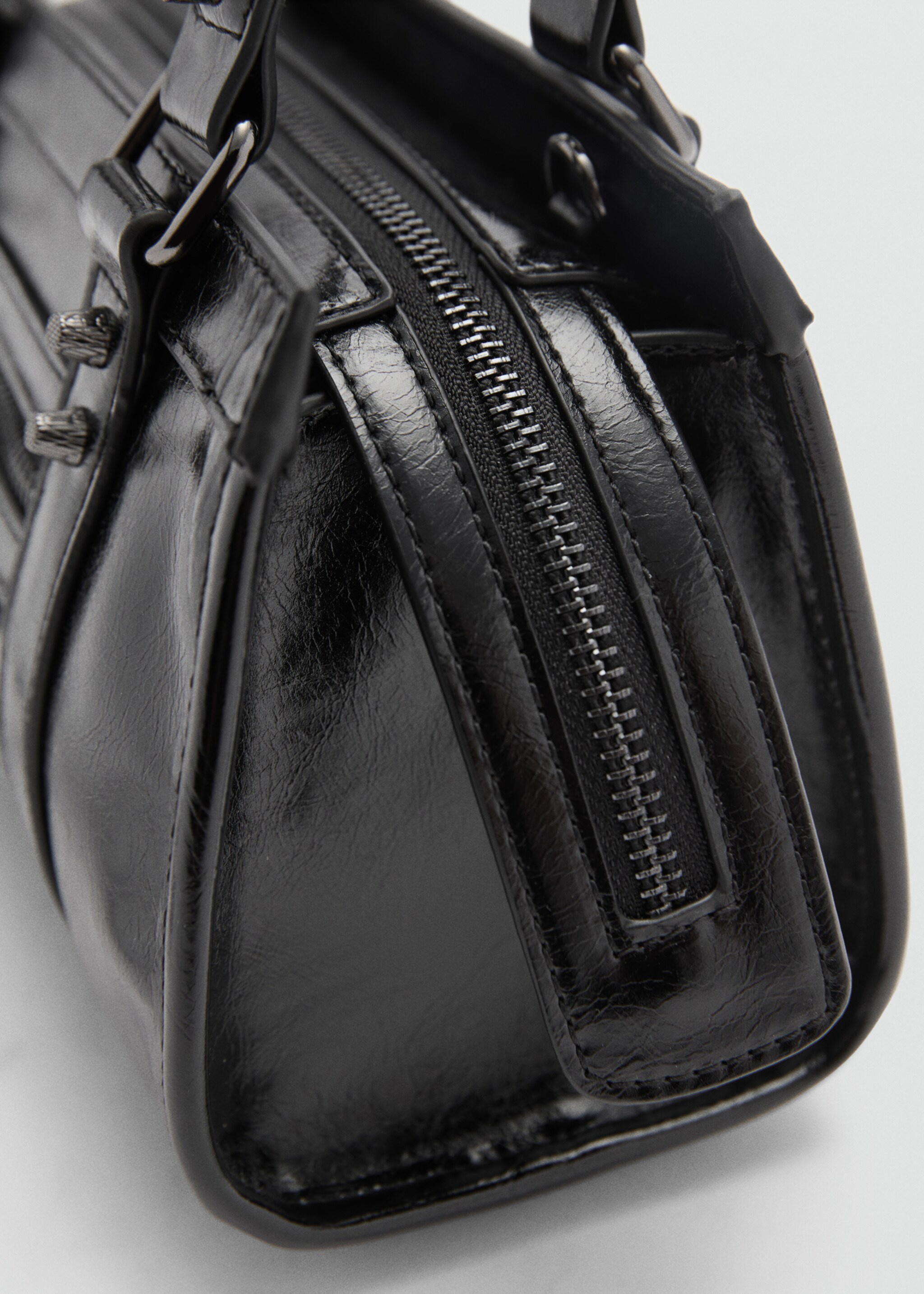Mini-Bag mit nietenverziertem Henkel - Detail des Artikels 3