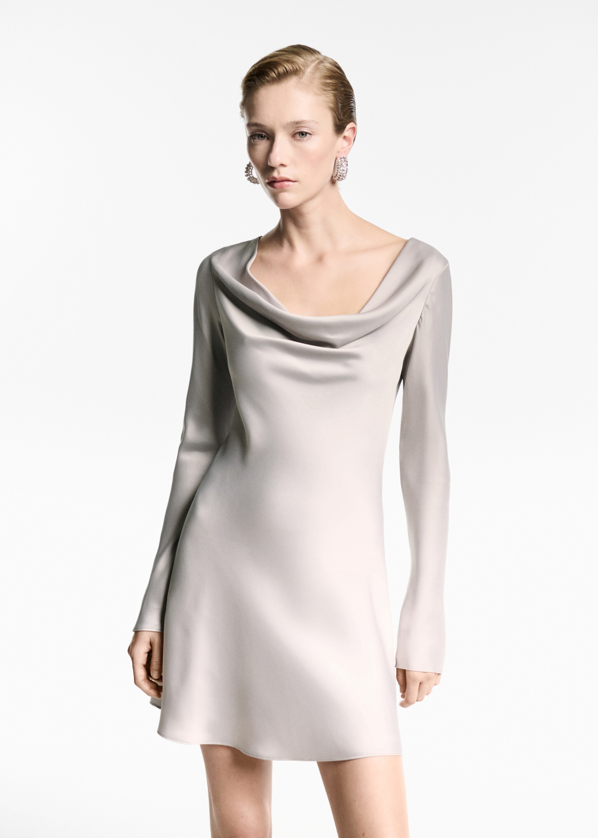 Satiniertes Kleid mit drapiertem Ausschnitt - Mittlere Ansicht, Silber. Ref: 77059057-00.