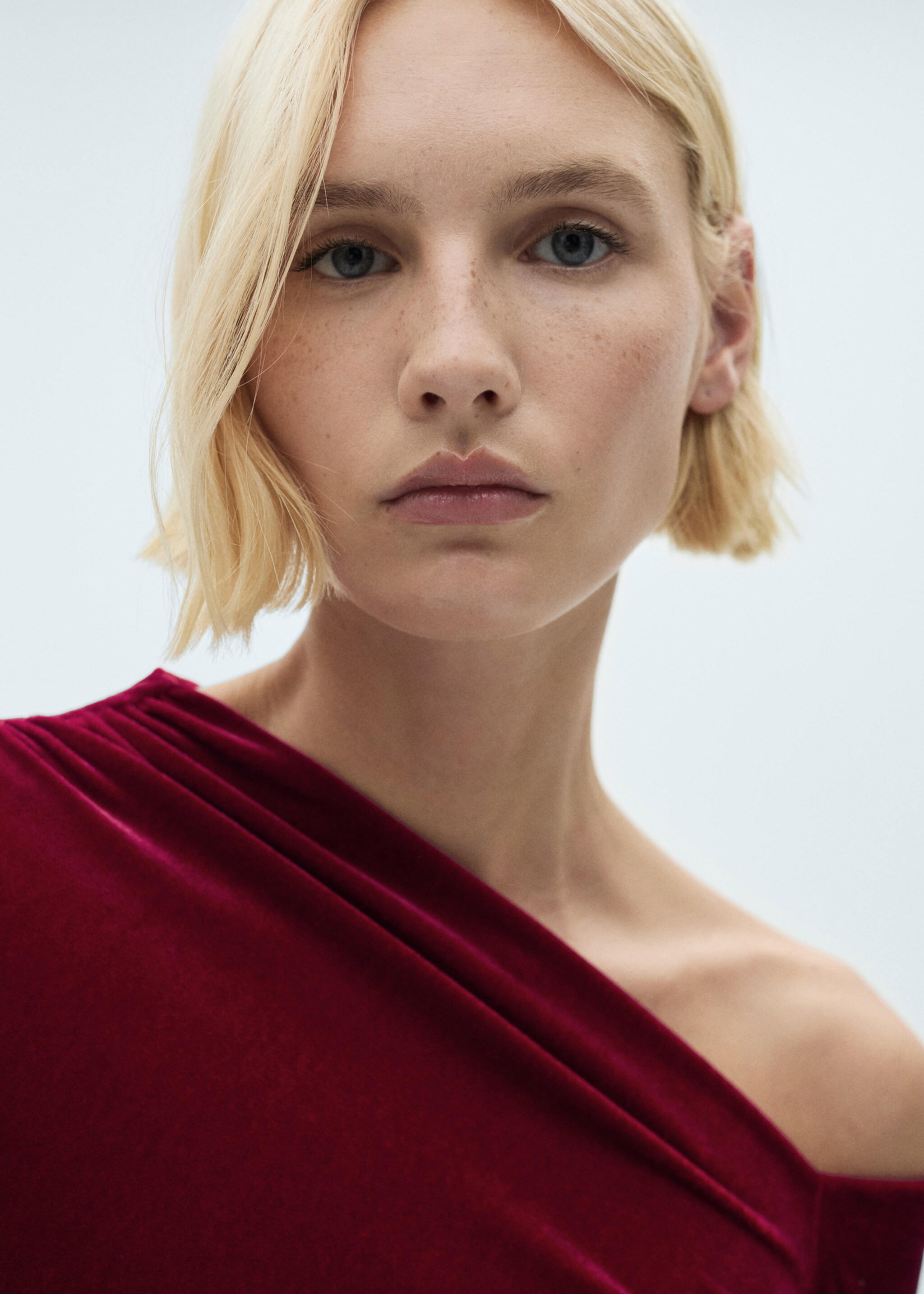Asymmetric velvet dress - Details of the article 1, Red. Ref: 77059062-00.
