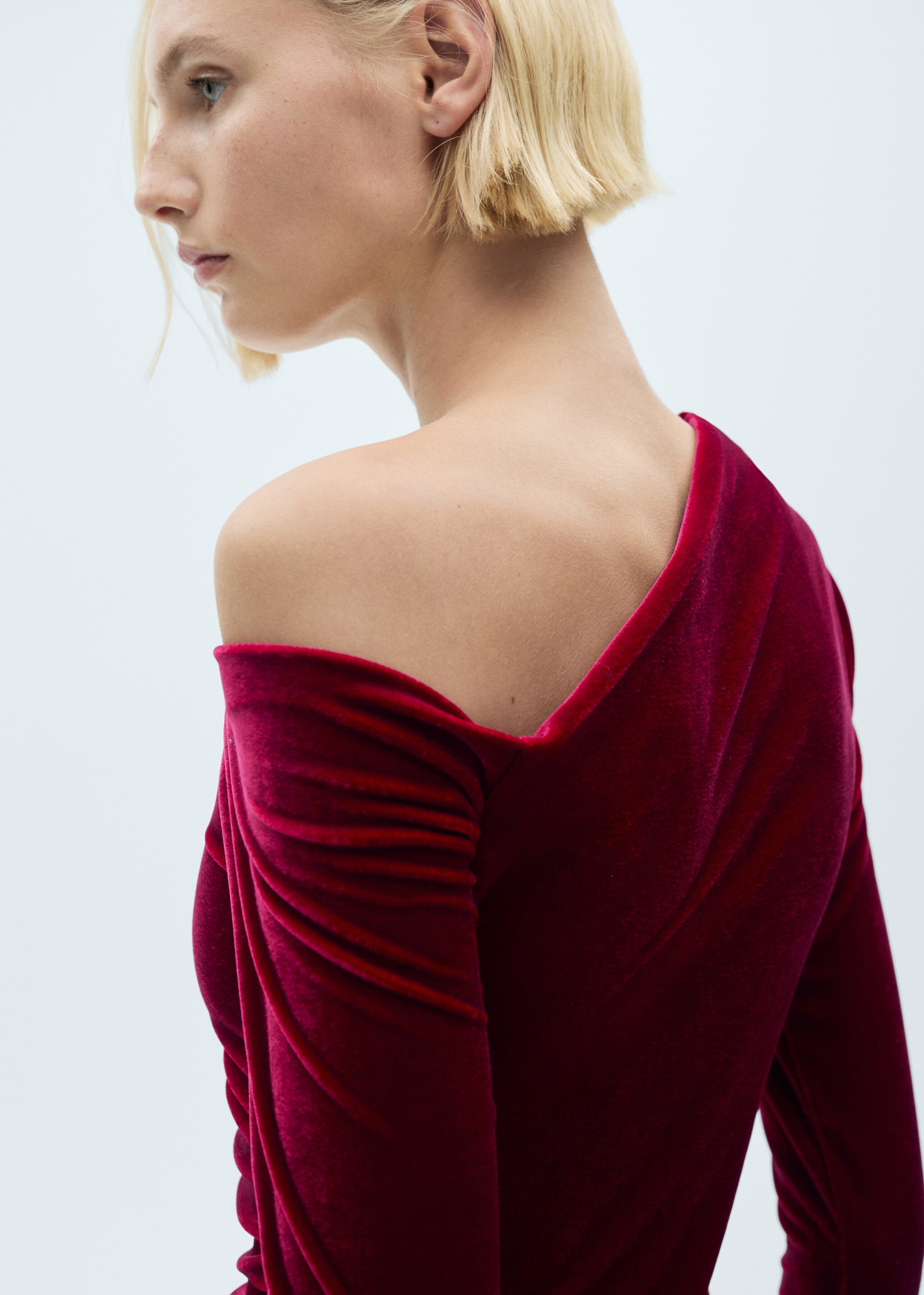 Asymmetric velvet dress - Details of the article 6, Red. Ref: 77059062-00.
