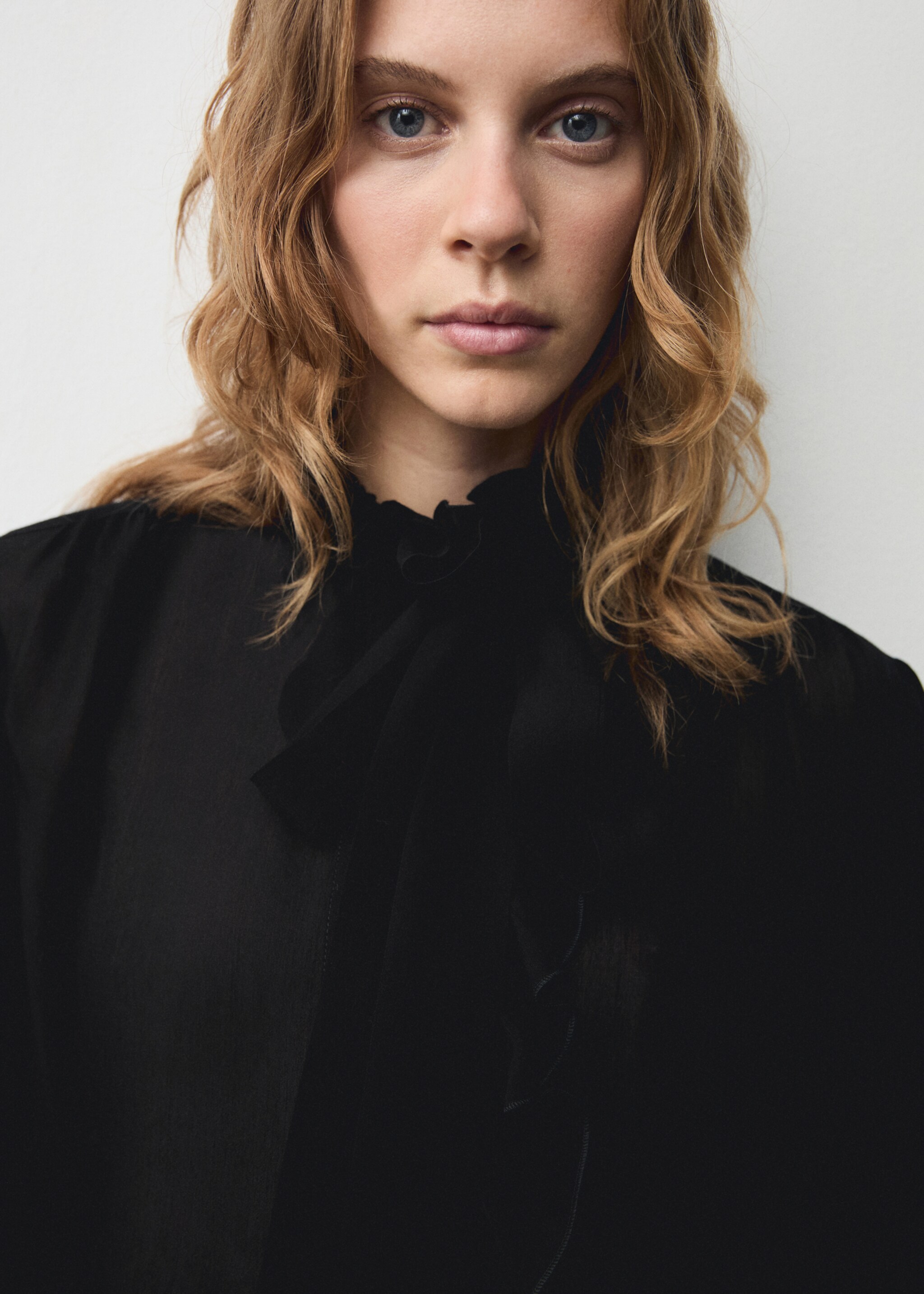 Blouse met hoge boord en ruche - Detail van het artikel 1, Zwart. Ref: 77059069-00.