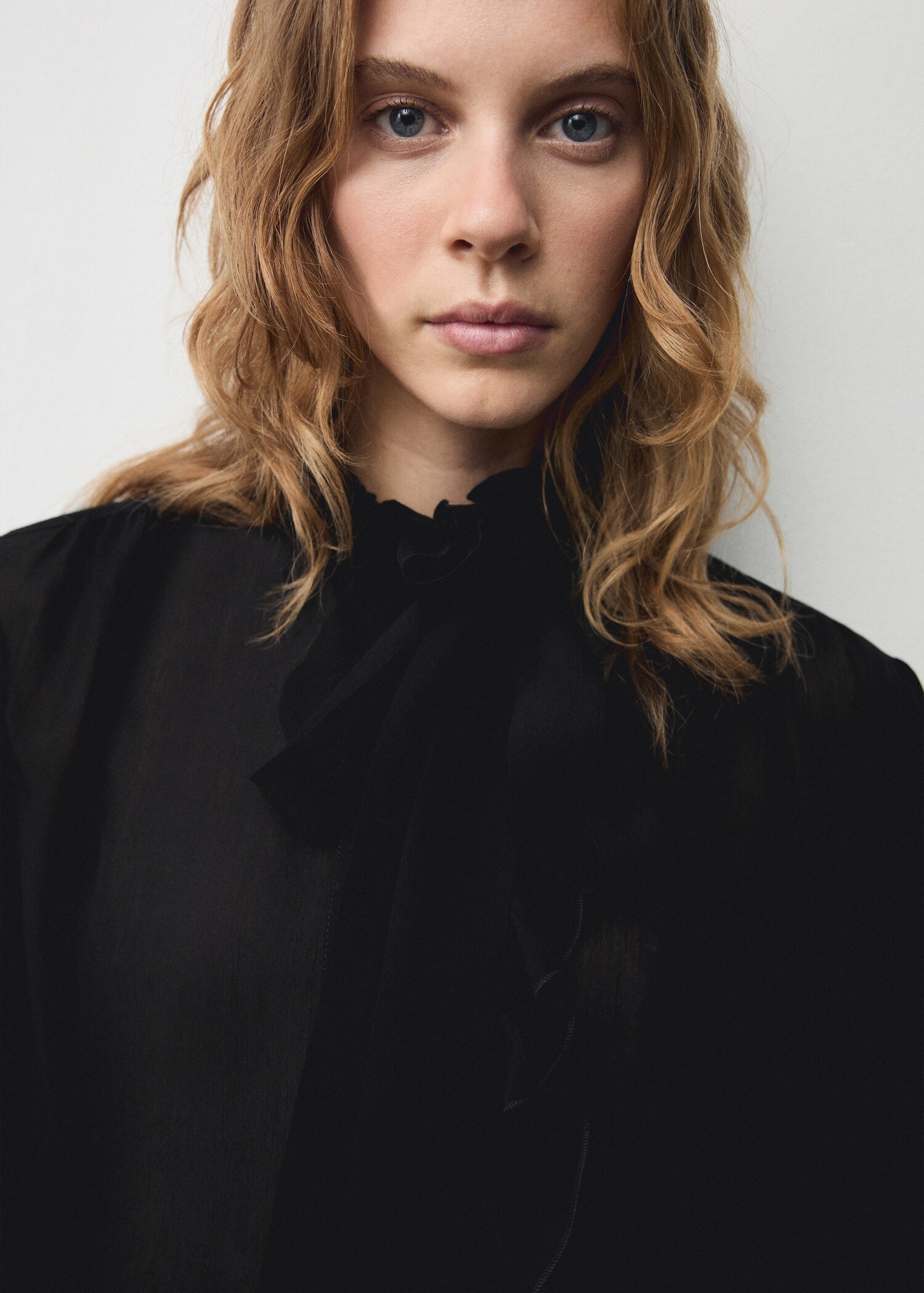 Turtleneck ruffled blouse - Details of the article 1