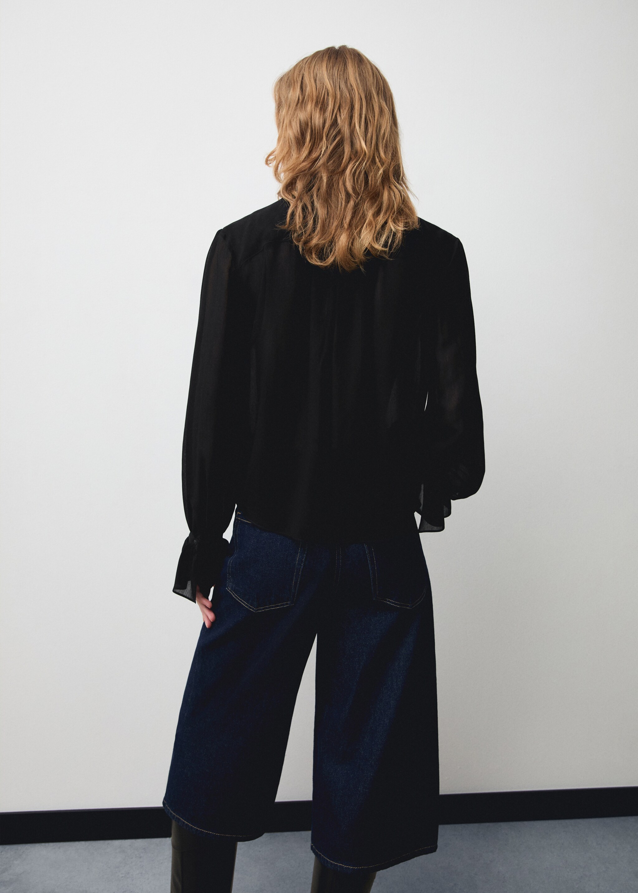 Blouse met hoge boord en ruche - Achterkant van het artikel, Zwart. Ref: 77059069-00.