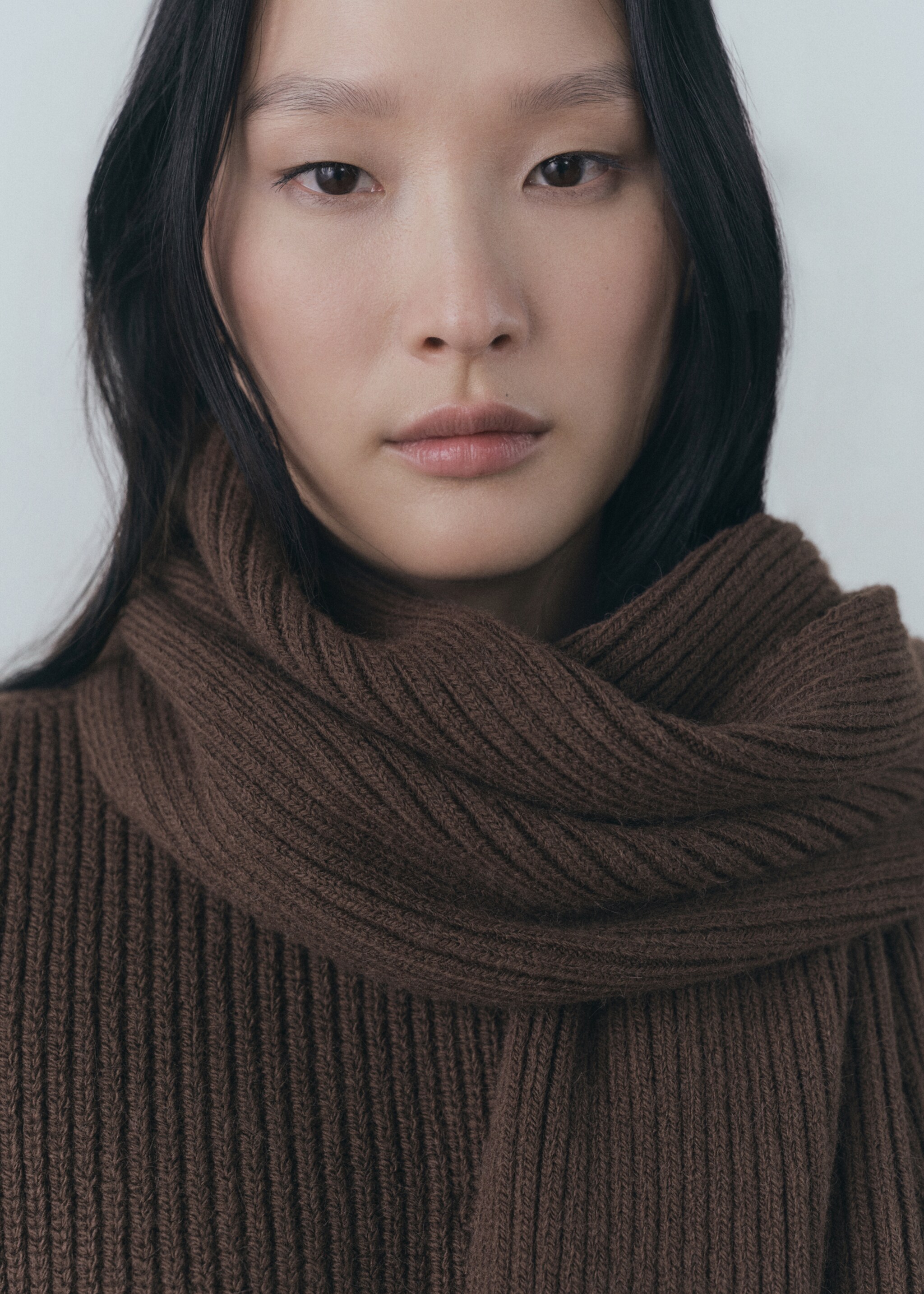 Cape scarf buttons - Details of the article 1, Chocolate. Ref: 77059072-00.