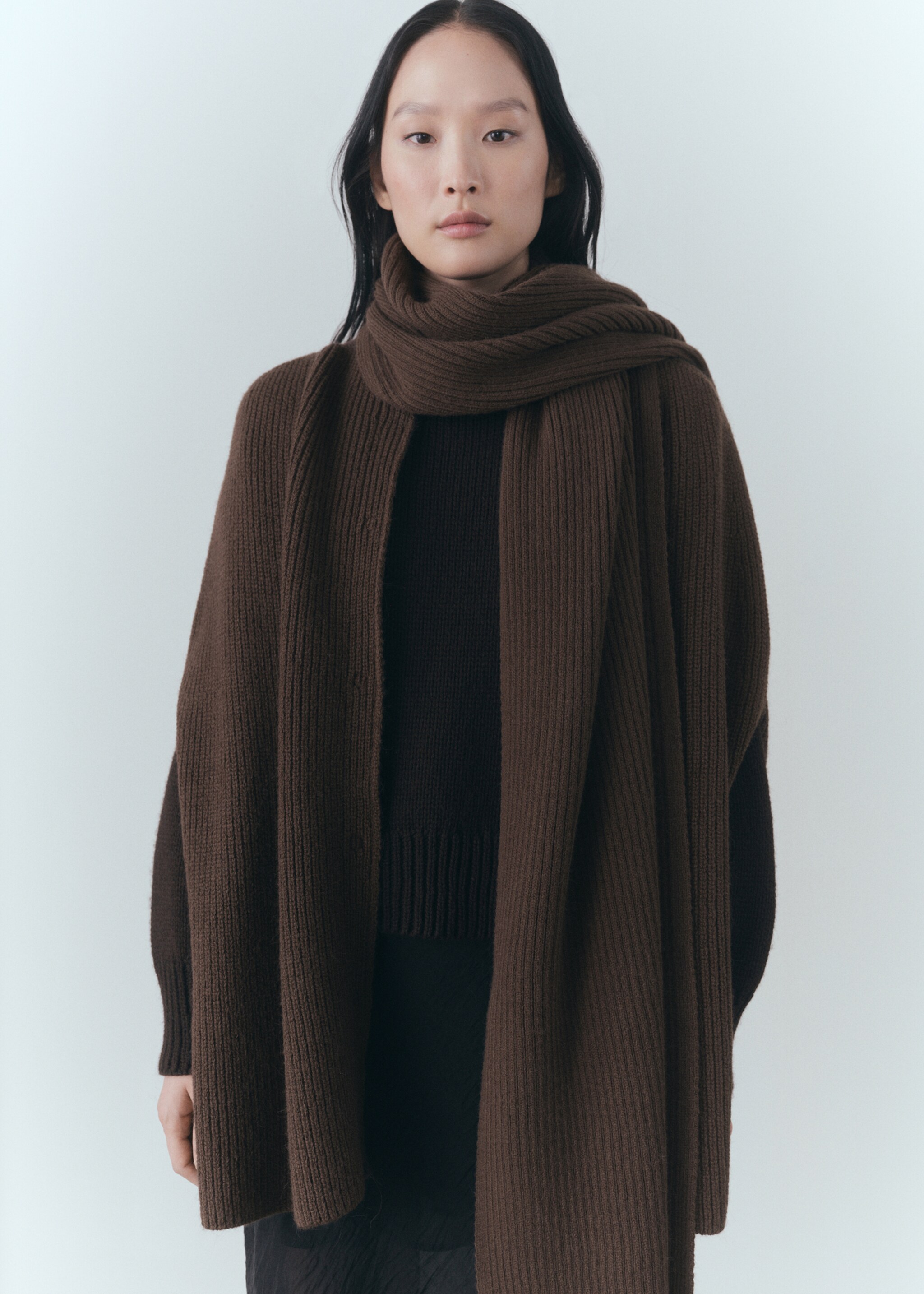 Cape scarf buttons - Details of the article 2, Chocolate. Ref: 77059072-00.