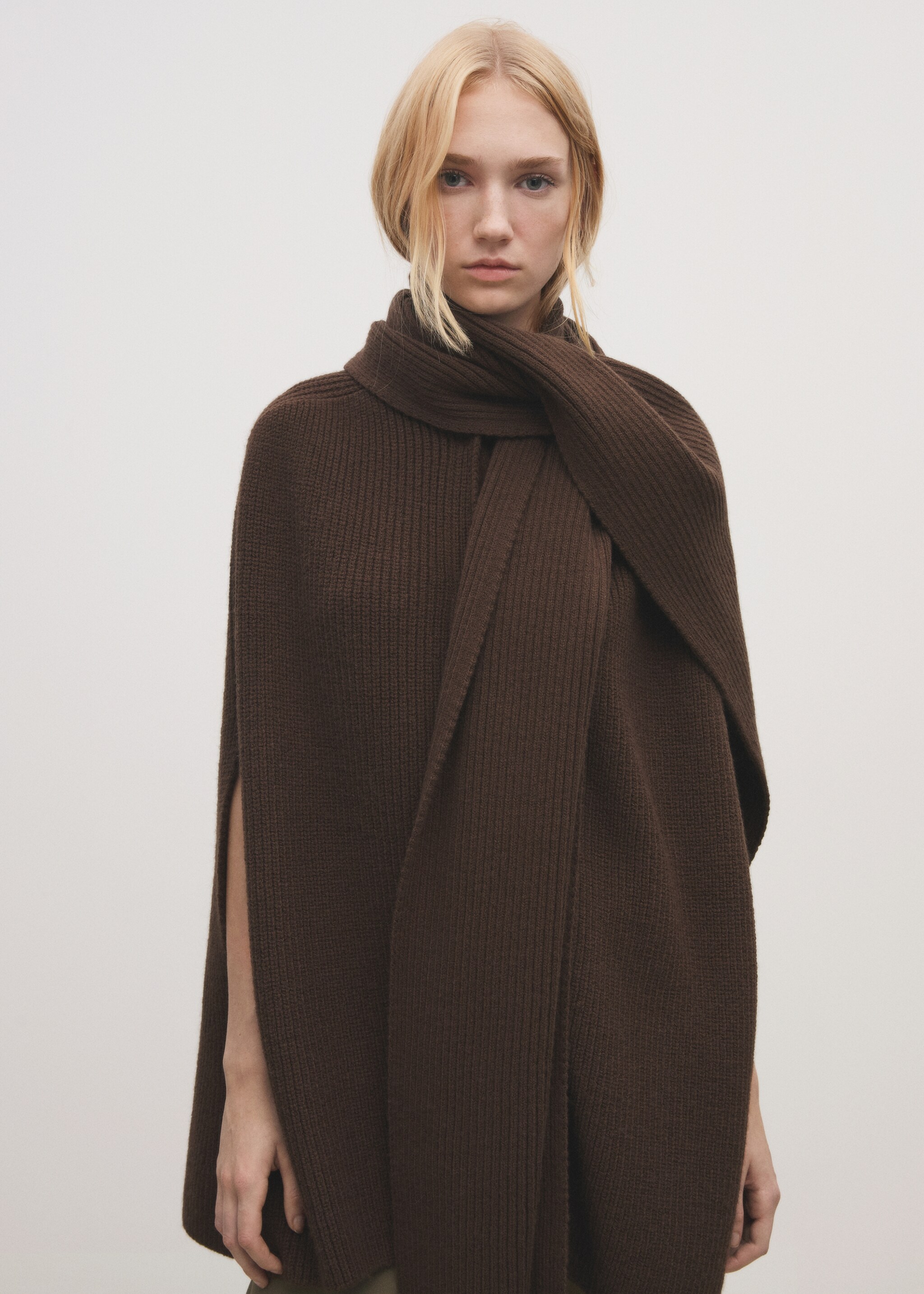 Cape scarf buttons - Details of the article 6, Chocolate. Ref: 77059072-00.