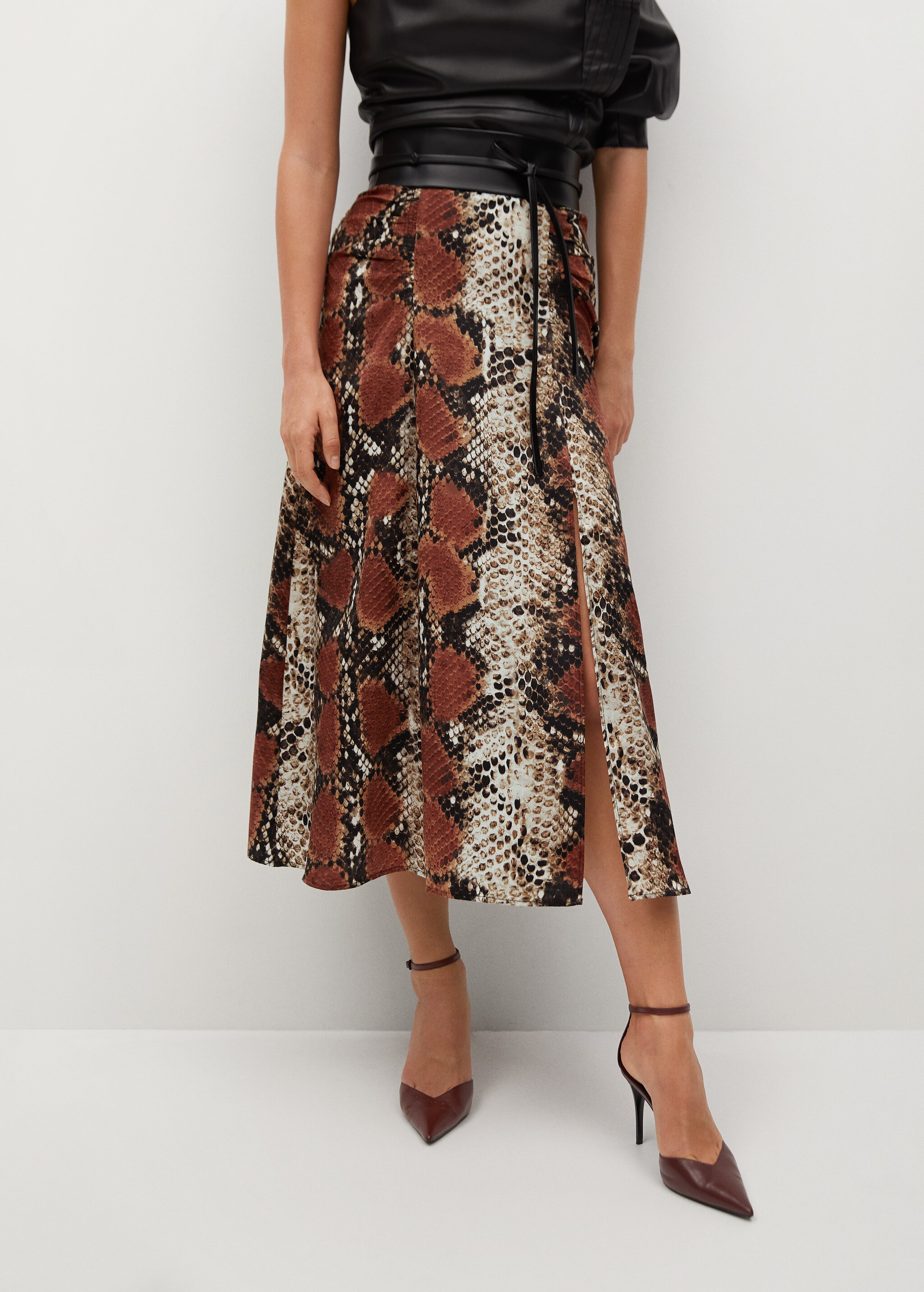 Falda midi estampada - Plano medio