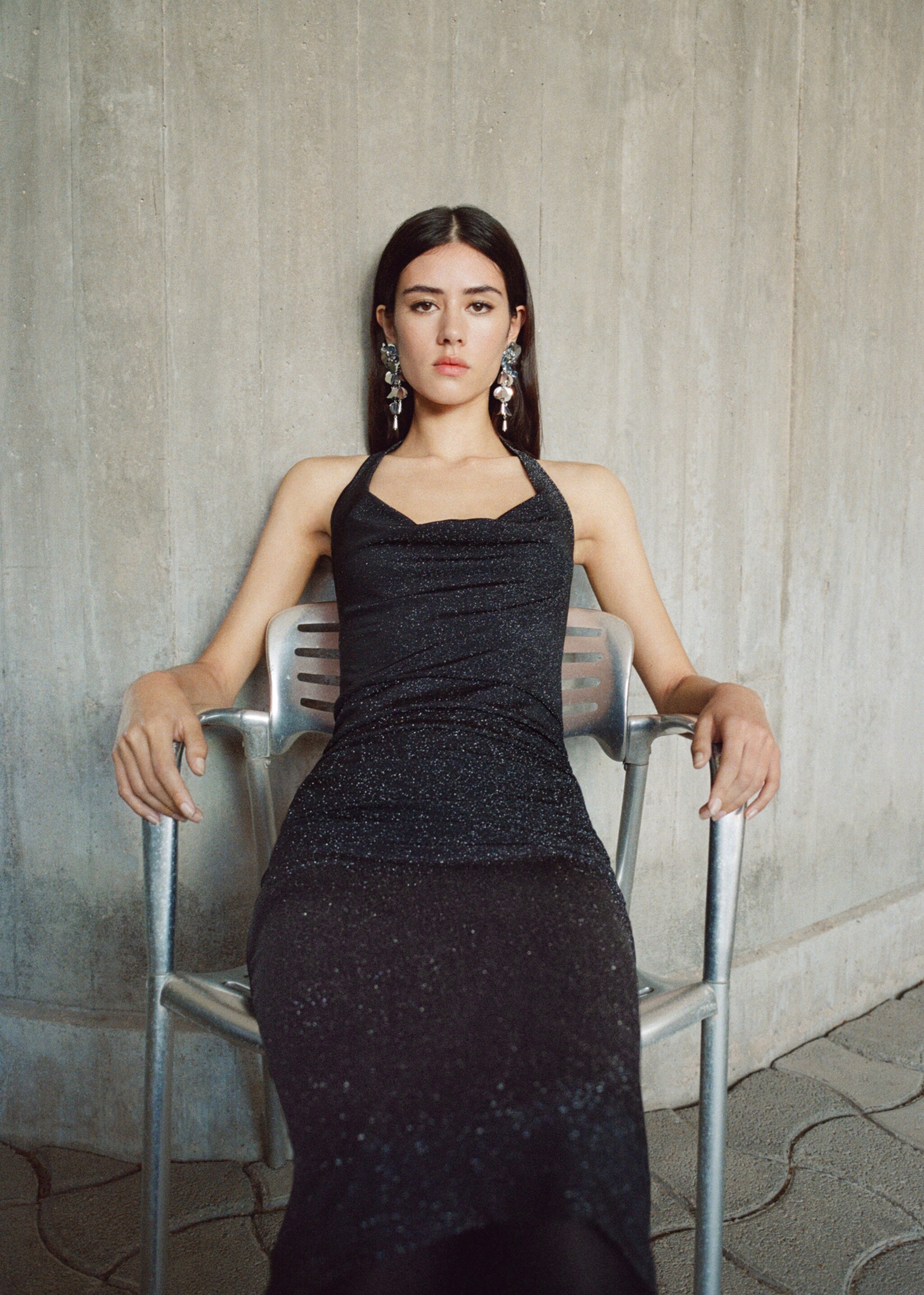 Lurexklänning med draperad halsringing - Detaljer om artikeln 6, Svart. Ref: 77059406-00.