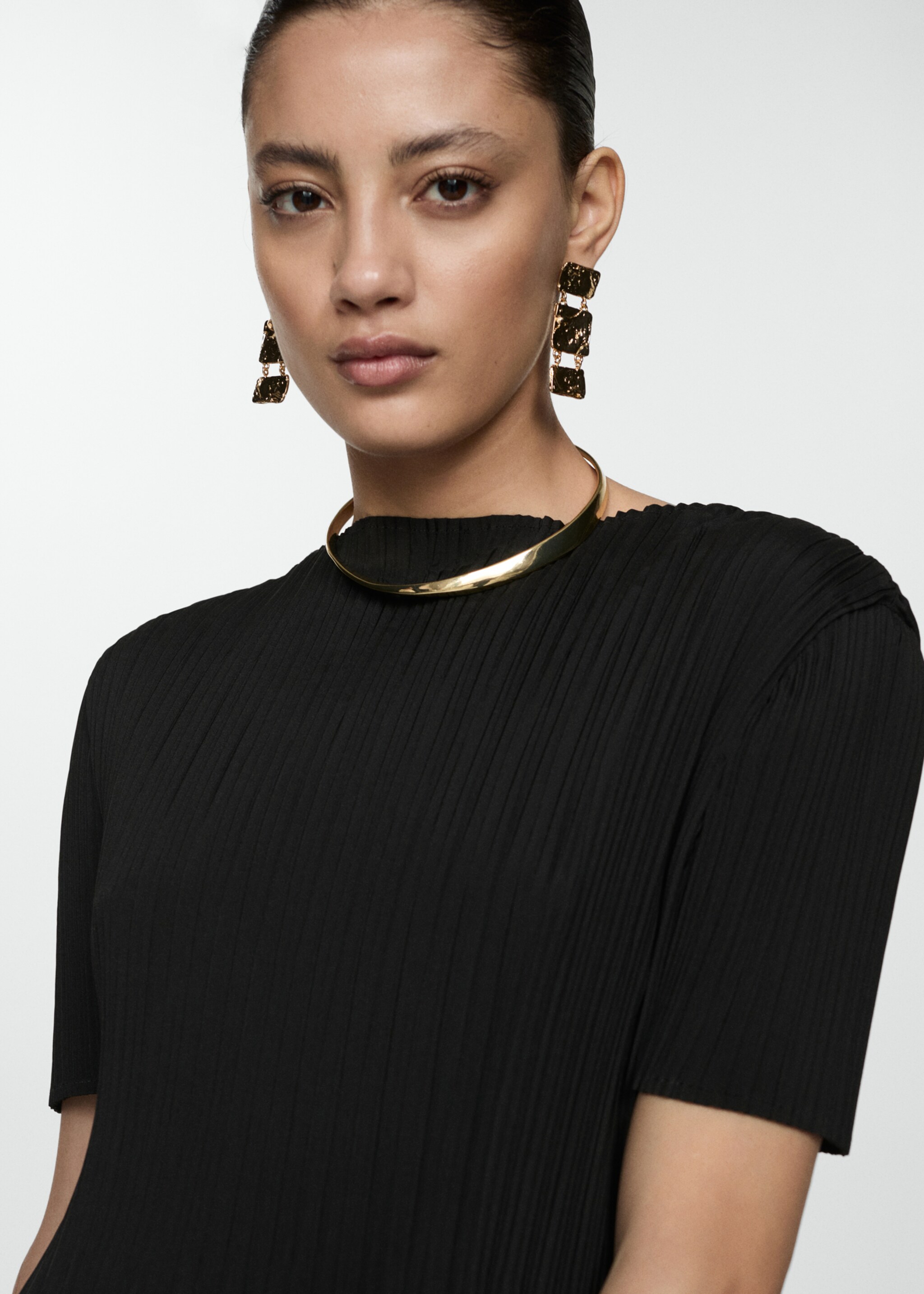 Short-sleeved pleated t-shirt - Details of the article 1