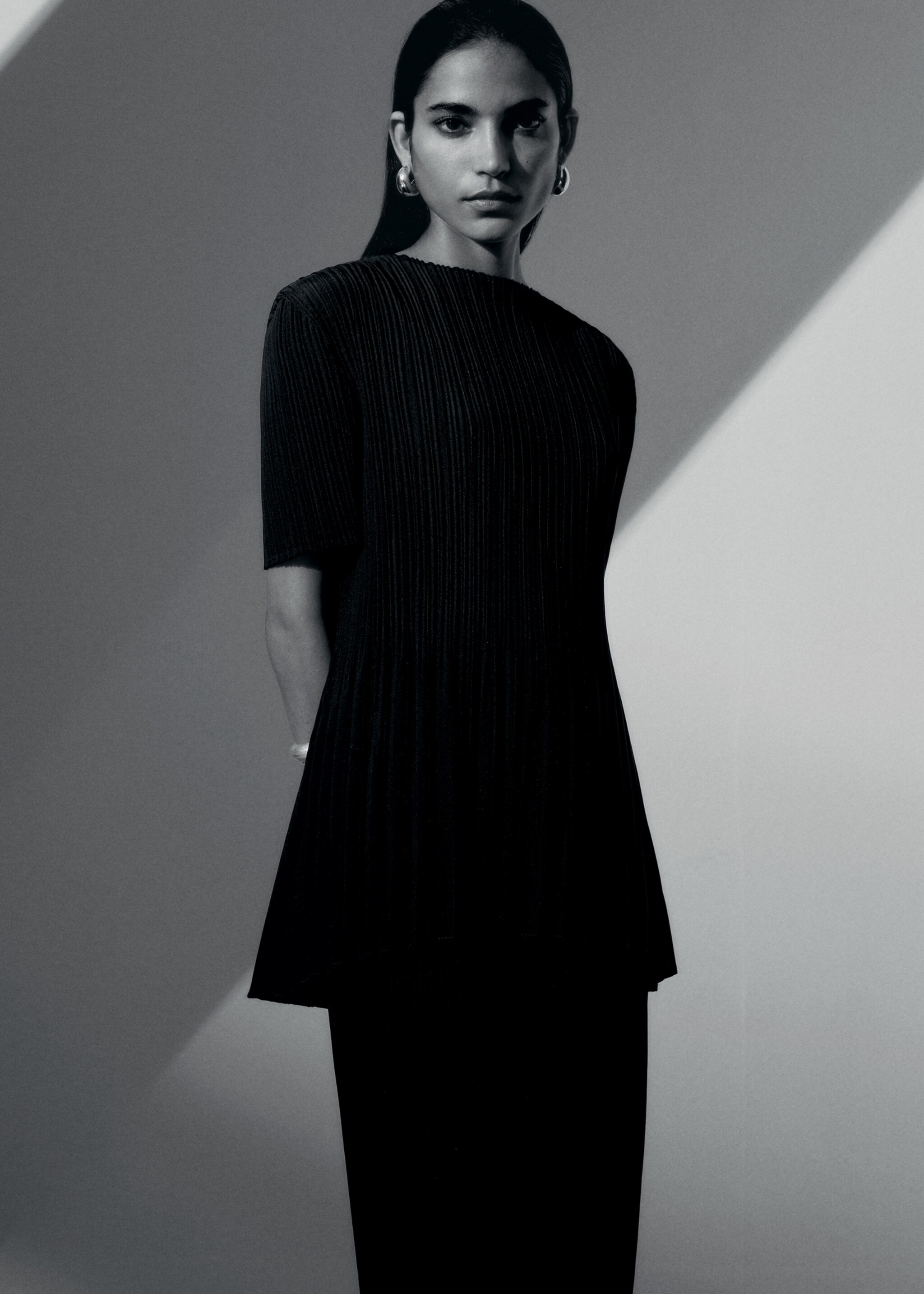 Short-sleeved pleated t-shirt - Details of the article 6