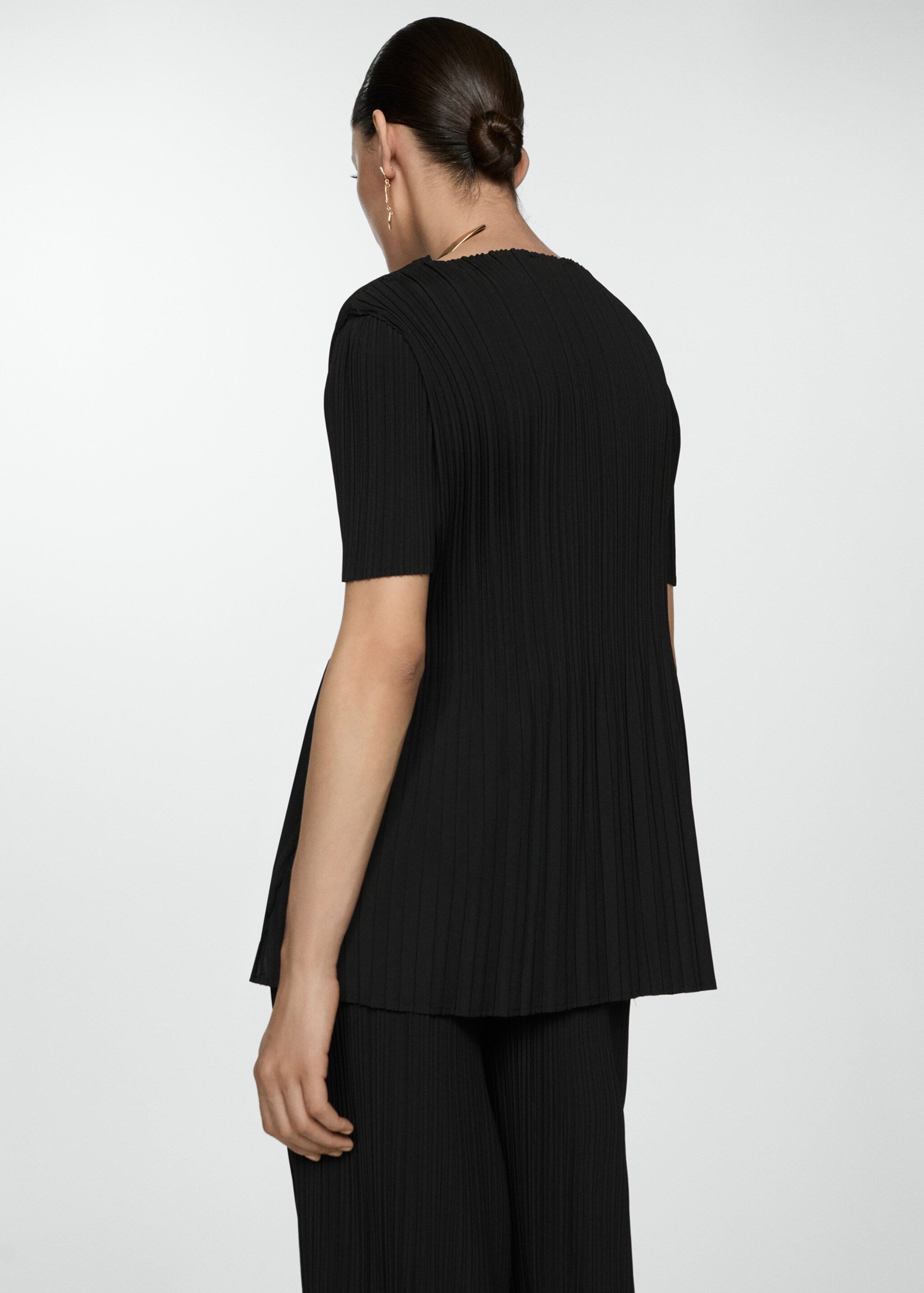 Short-sleeved pleated t-shirt - Reverse of the article