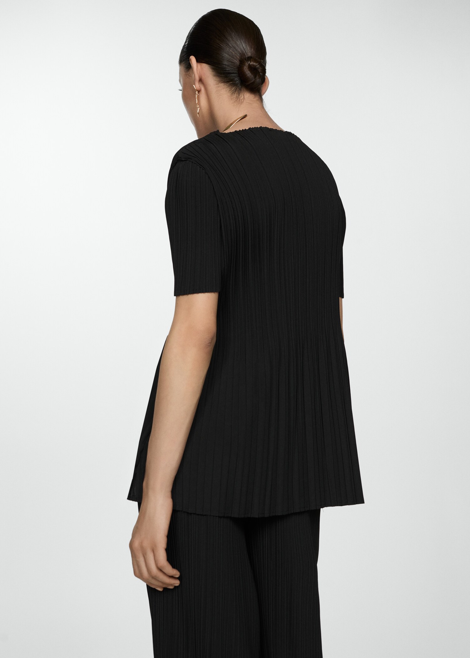 Short-sleeved pleated t-shirt - Reverse of the article