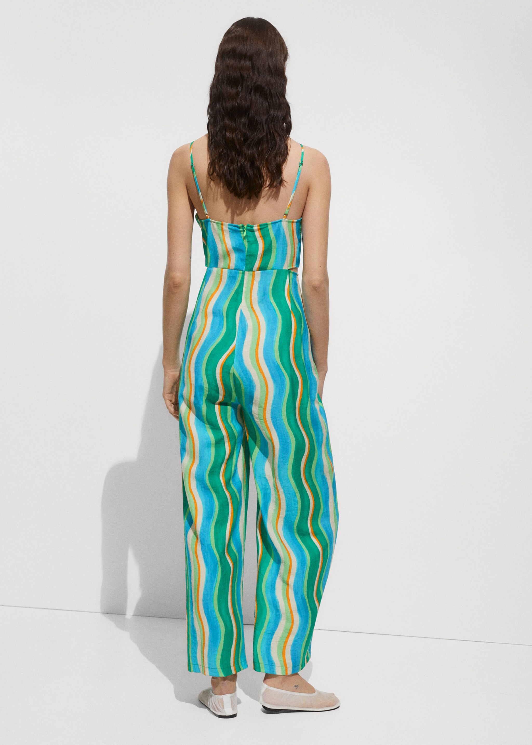 Bedrukte gedrapeerde jumpsuit met splitten - Achterkant van het artikel
