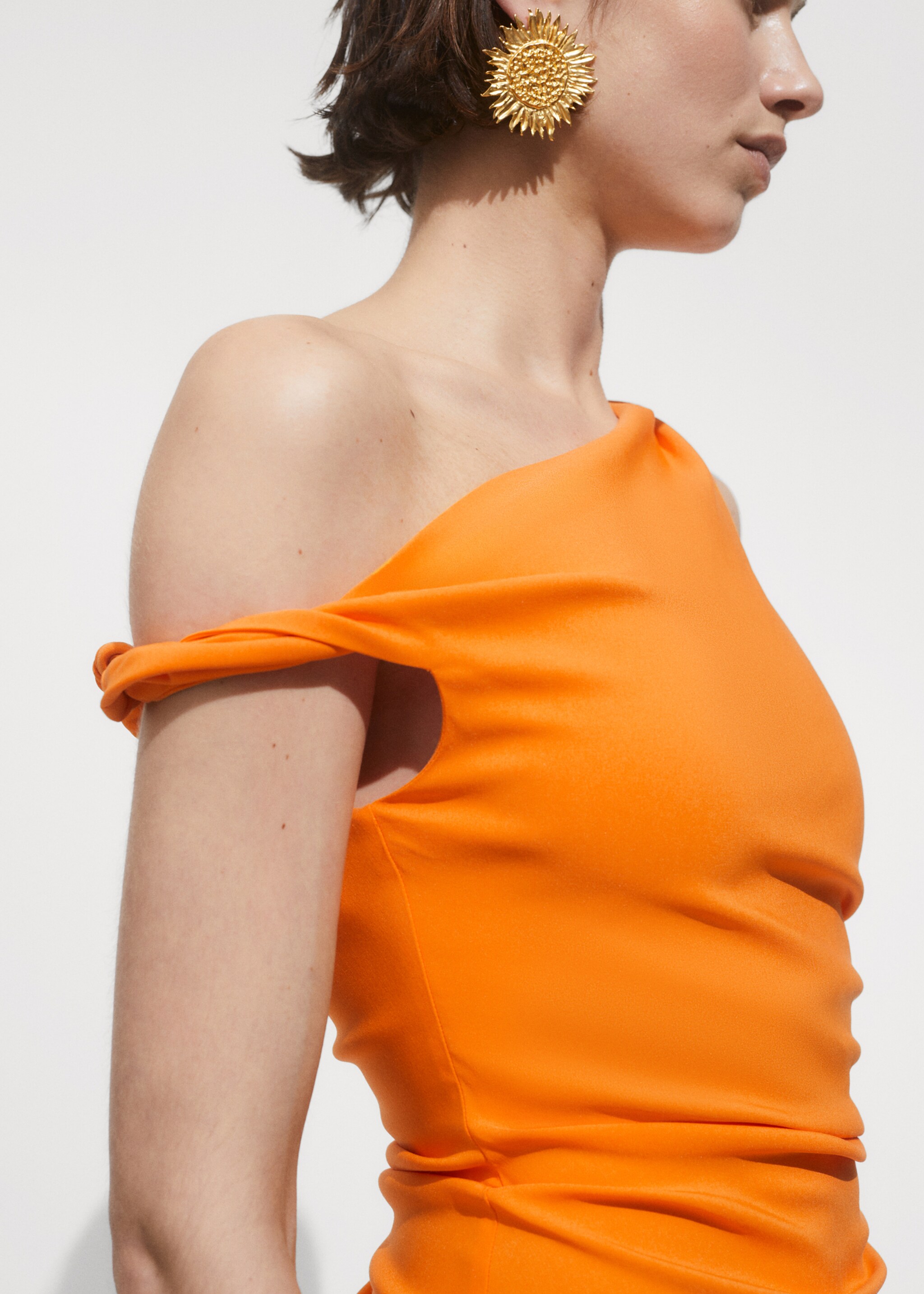 Robe asymétrique froncée - Plan moyen