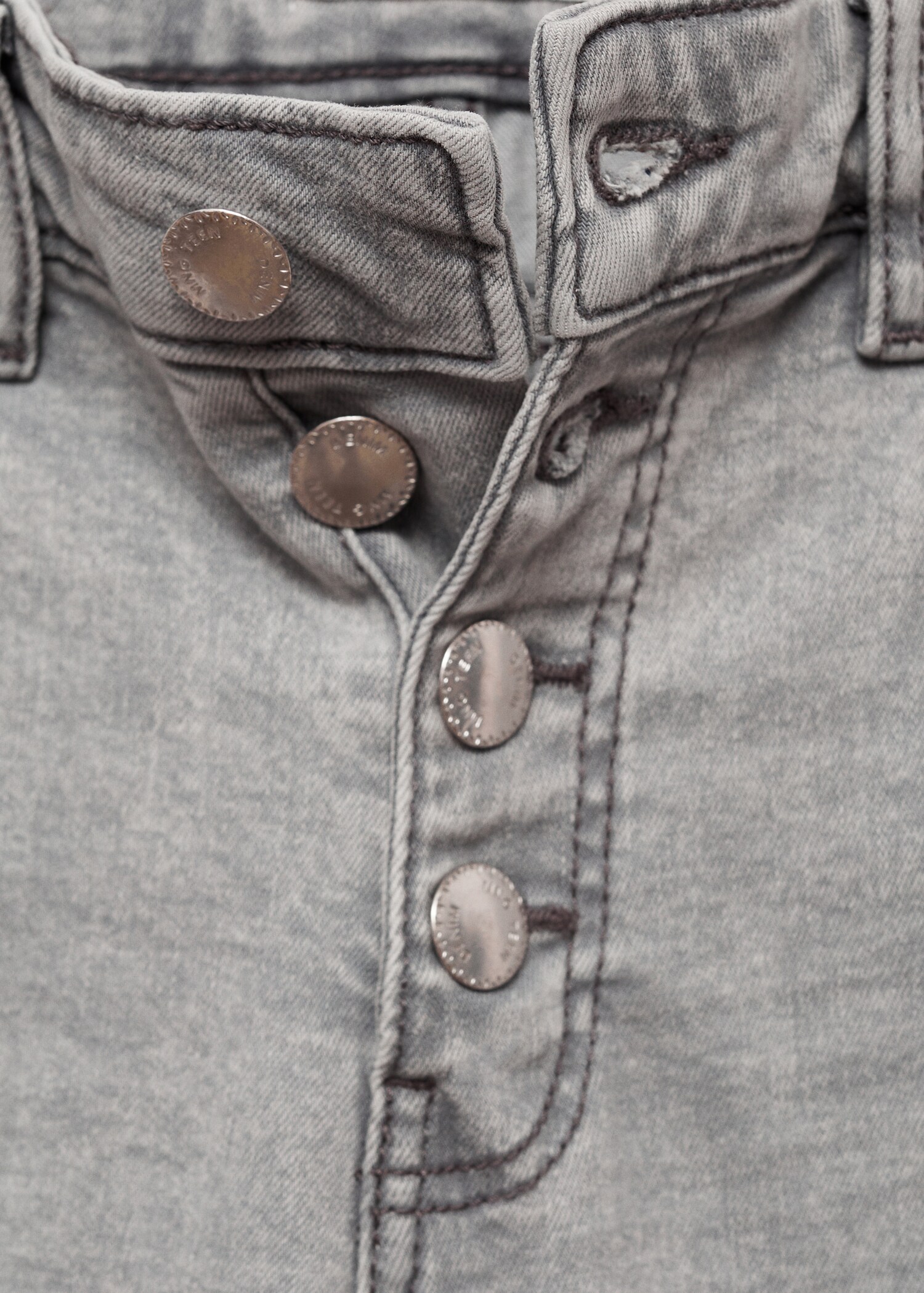 Flared Jeans mit Knöpfen - Detail des Artikels 8