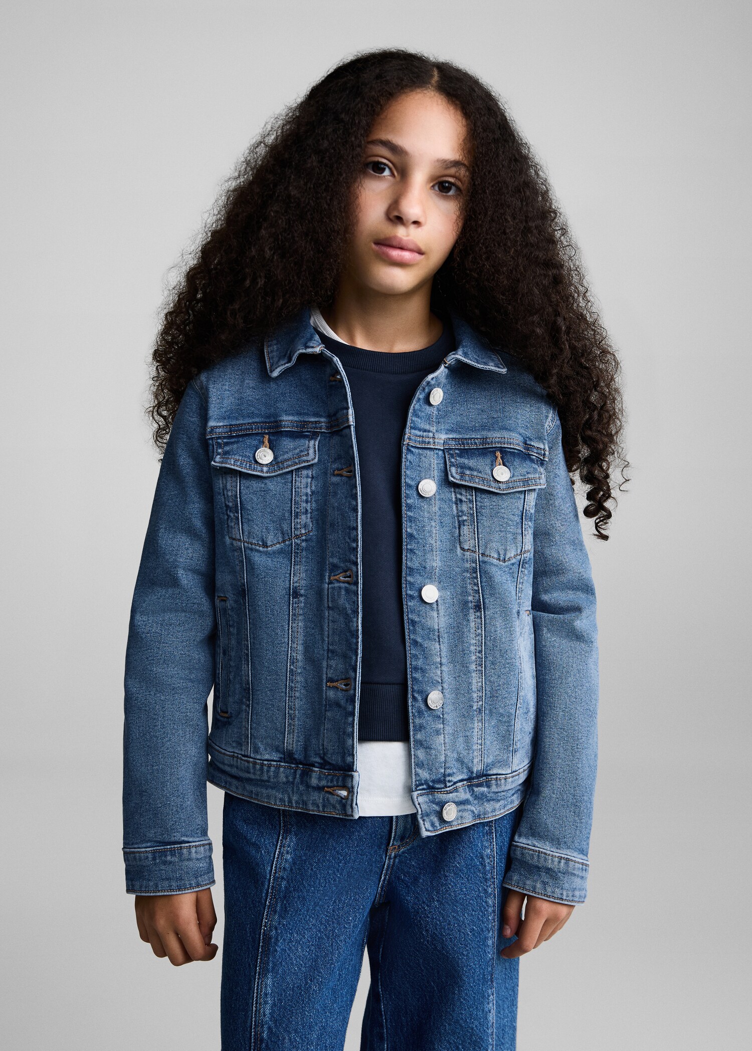 Jeansjacke mit Taschen - Mittlere Ansicht