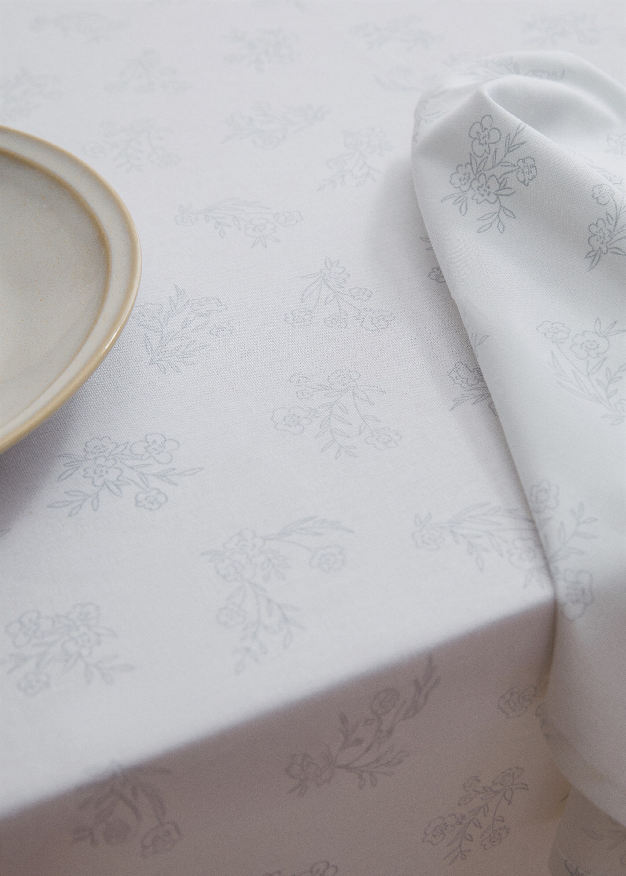 100% cotton tablecloth with floral design for 6 to 8 diners - Details of the article 7, White. Ref: 77063277-00.