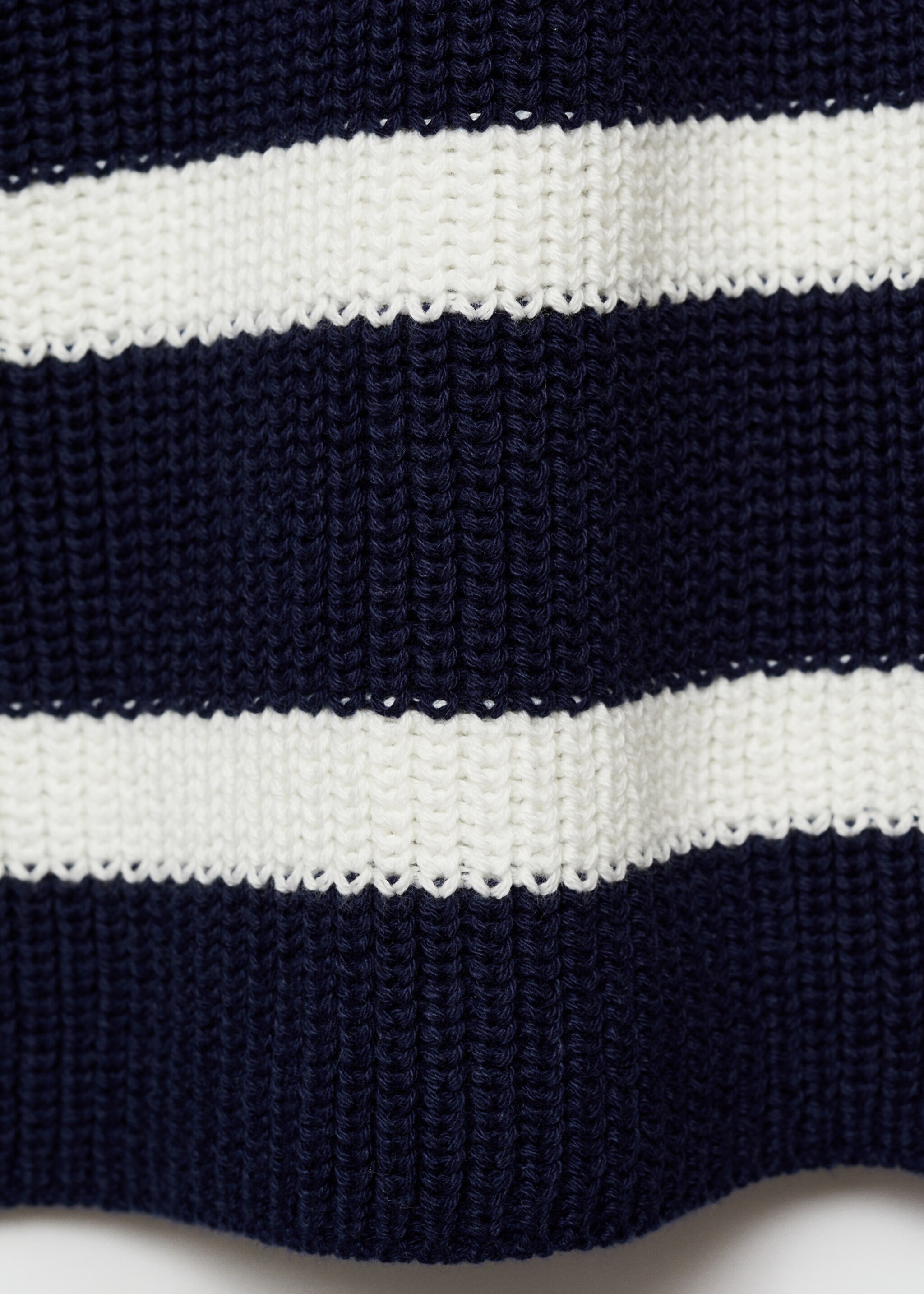 Gestreept gebreid vest - Detail van het artikel 0, Donkermarine. Ref: 77063286-00.