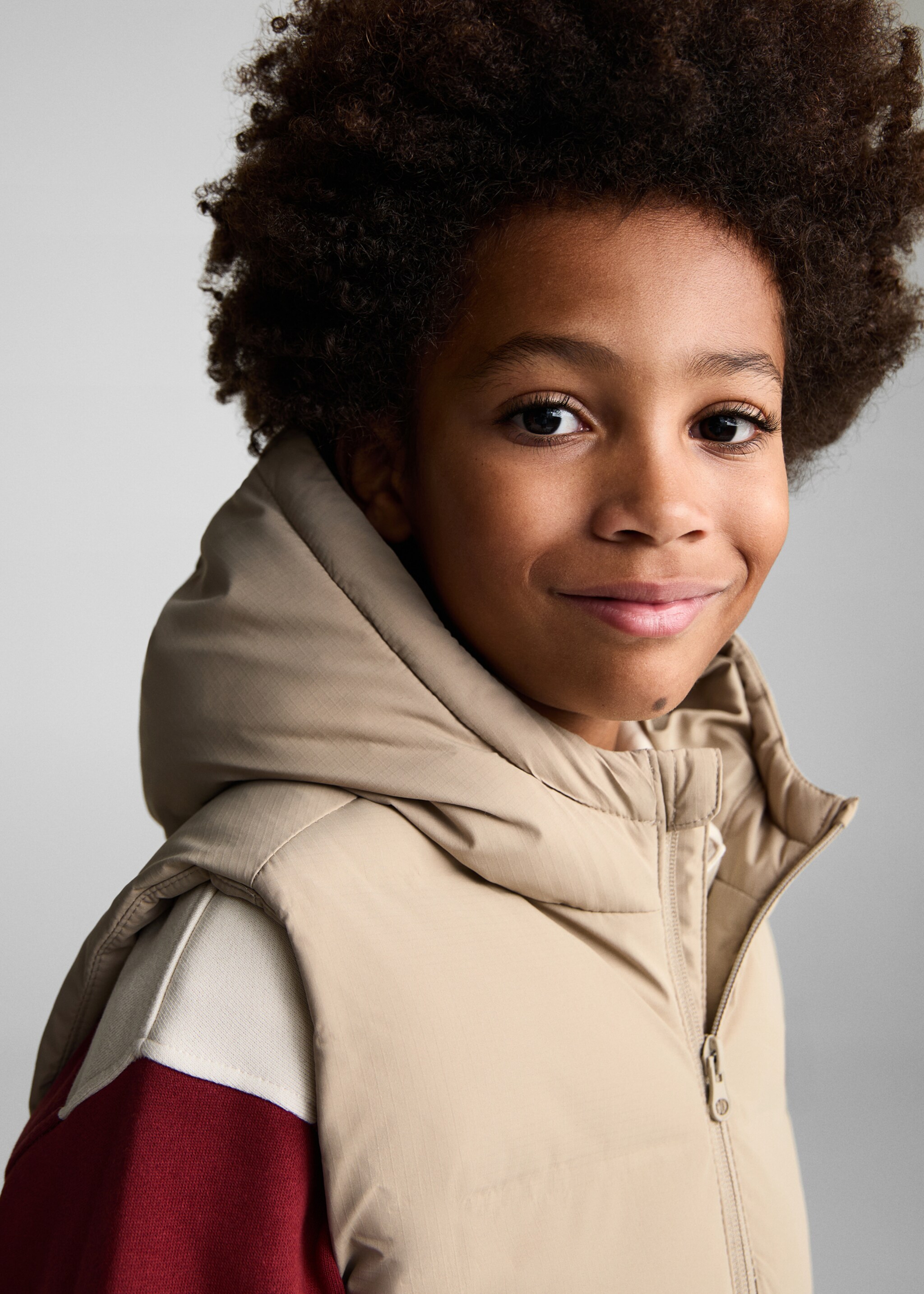 Quilted gilet with hood - Details of the article 1, Ice Grey. Ref: 77063665-00.