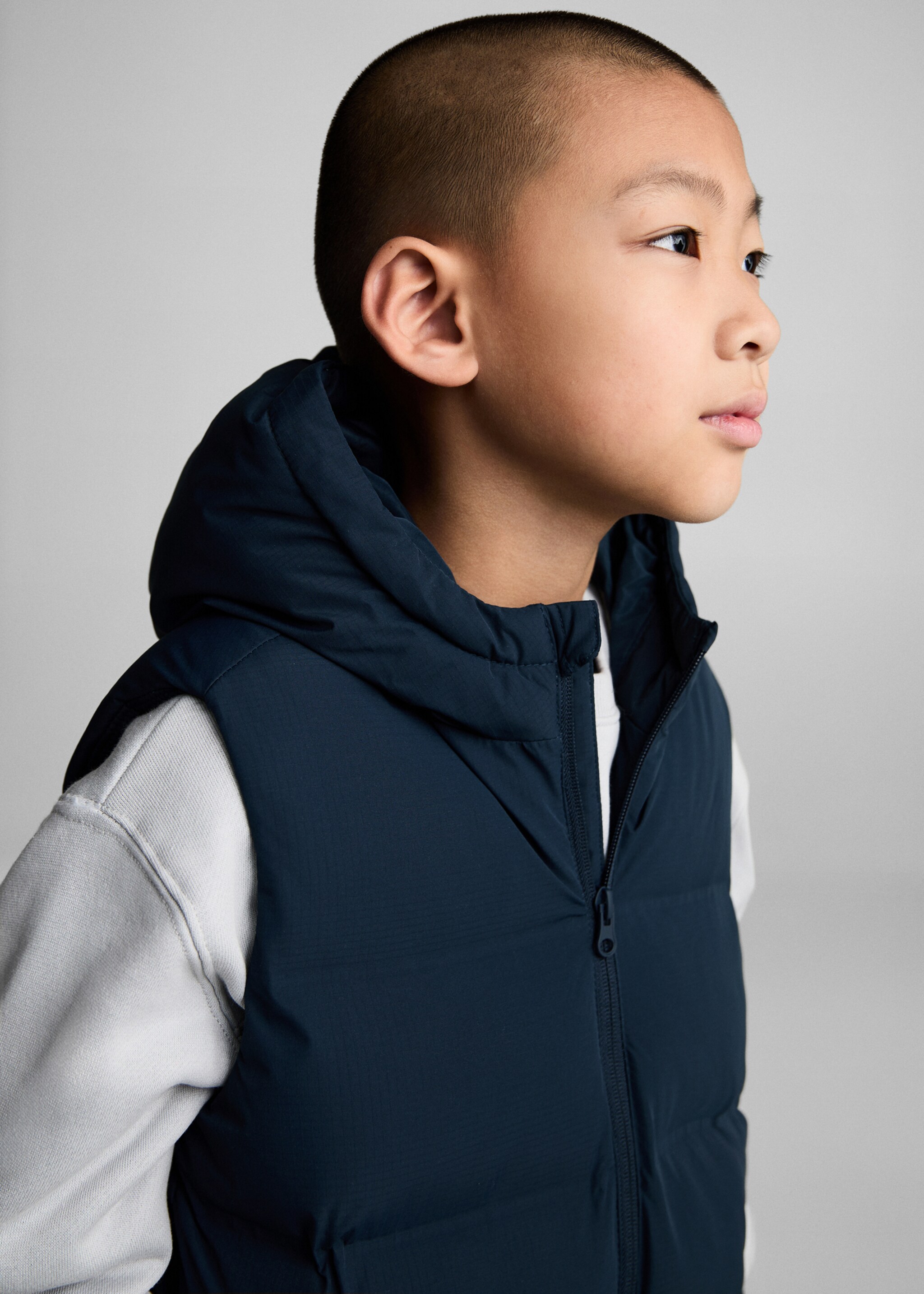 Quilted gilet with hood - Details of the article 1, Dark Navy. Ref: 77063665-00.