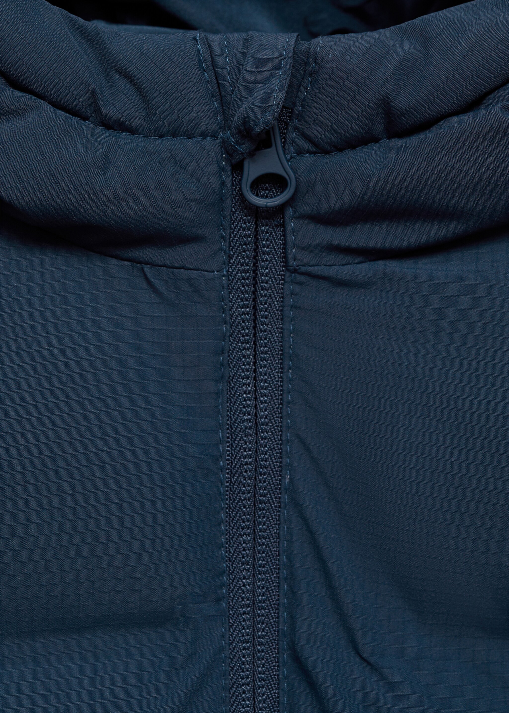 Quilted gilet with hood - Details of the article 8, Dark Navy. Ref: 77063665-00.