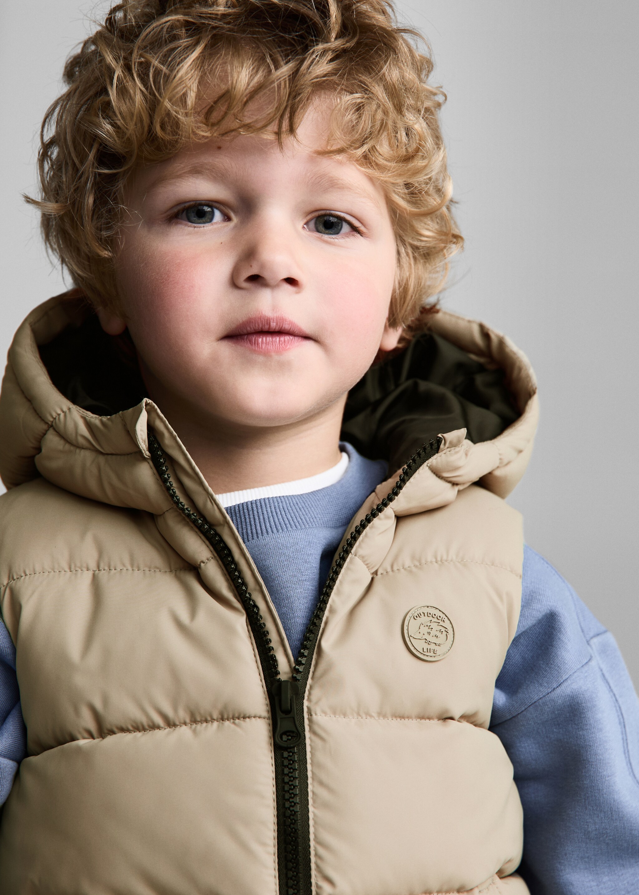 Quilted gilet with hood - Details of the article 1, Ivory White. Ref: 77064010-00.